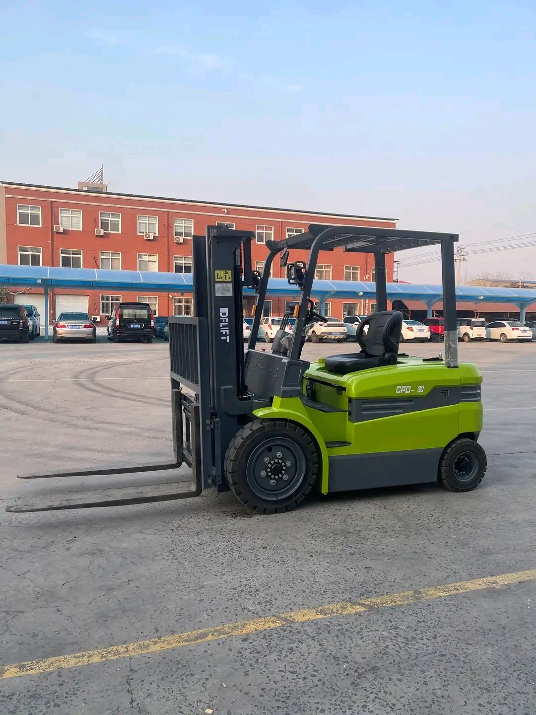 رافعات شوكية وسيزرات ليفت للايجار