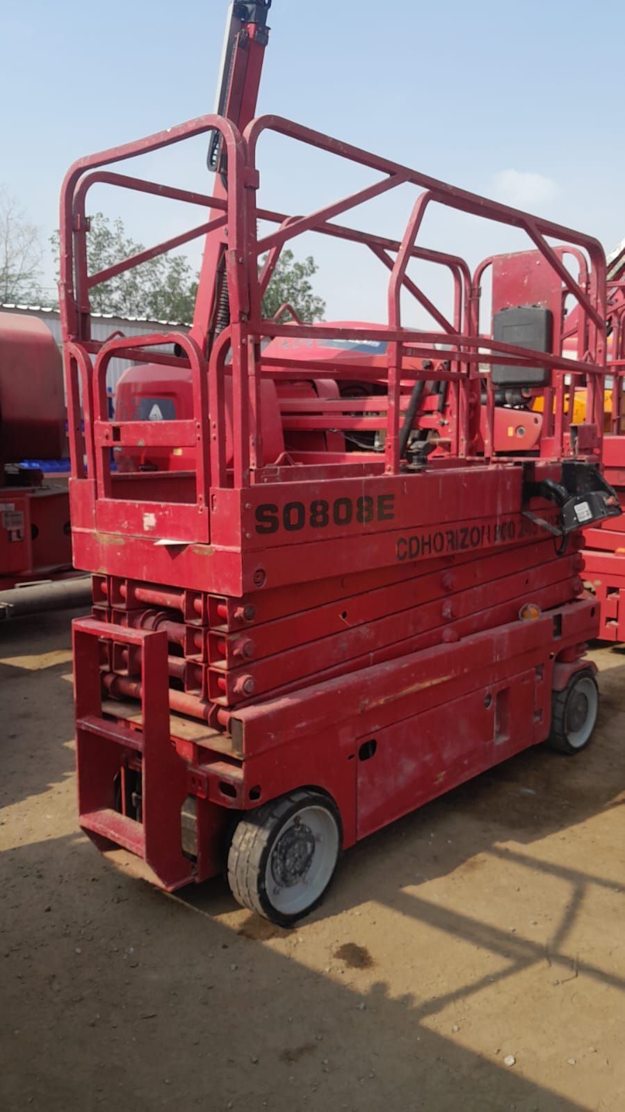 1. *سيزر لفت 6 متر*: موديل حديث للإيجار – ارتفاع 6