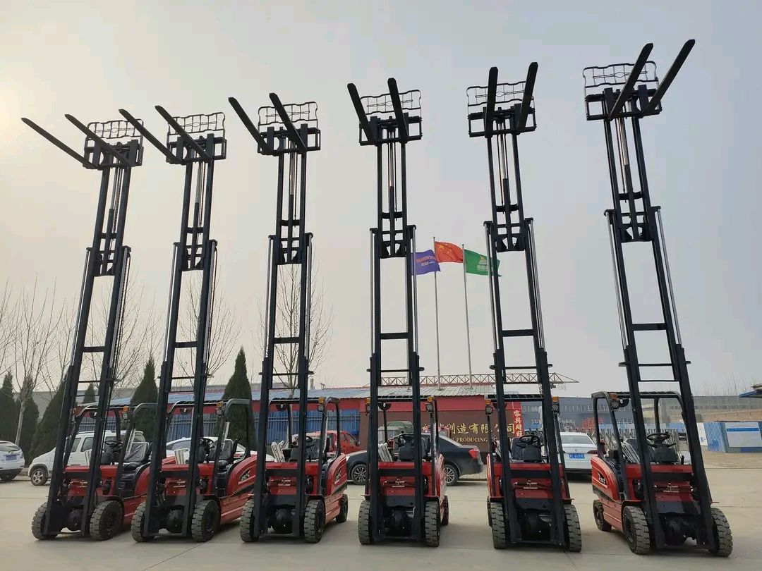 رافعات شوكية وسيزرات ليفت للايجار