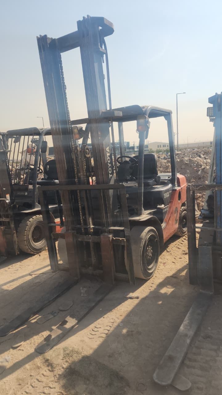 يوجد لدينا رافعات شوكية ريتش تراك كهرباء للايجار ا