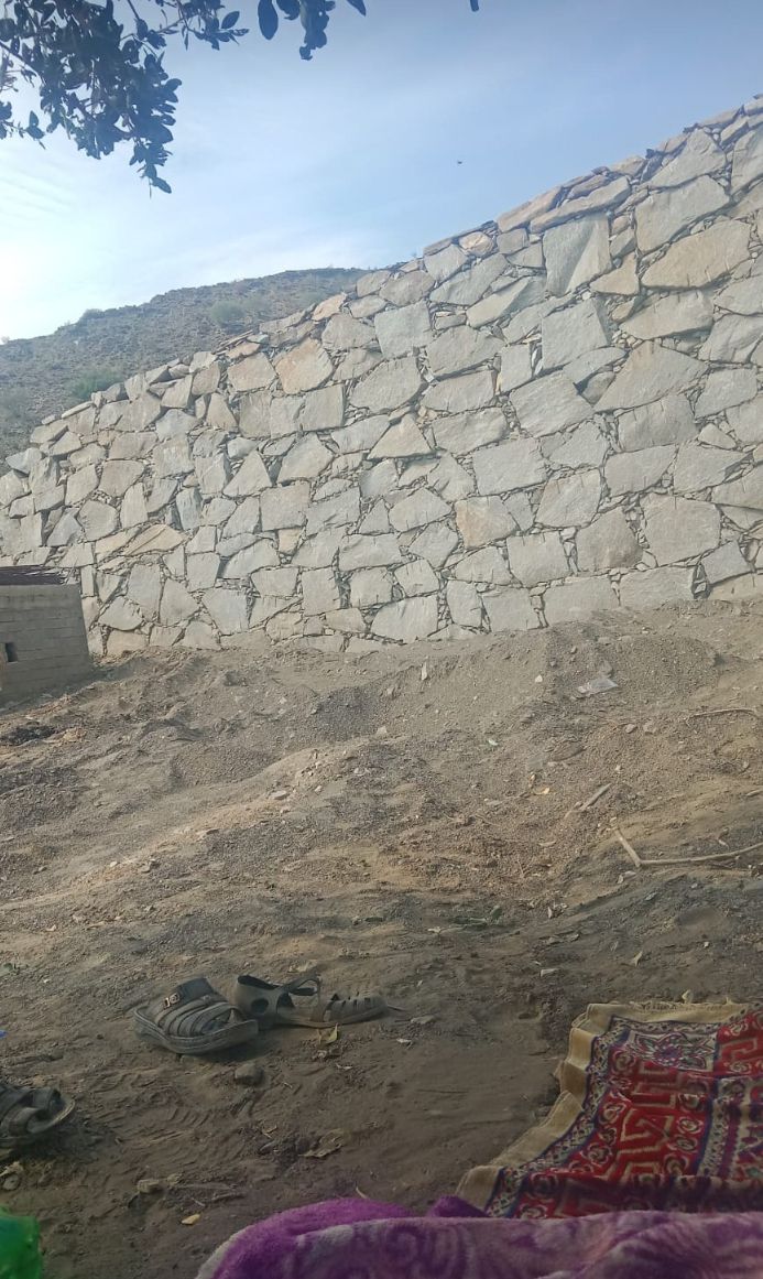 معلم بنين حجر صخريه كبيره وسغيره وربربه