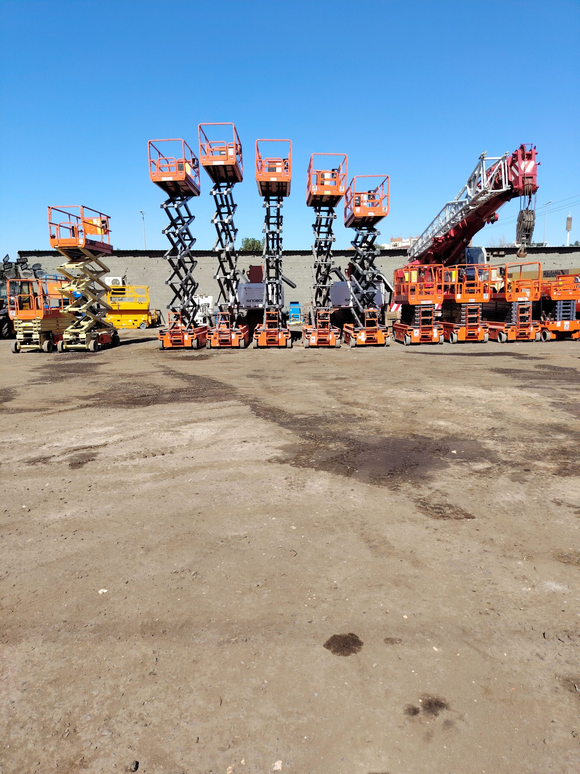 سيزرات ومان ليفت وتاور لايت وكرينات متوفرة للايجار