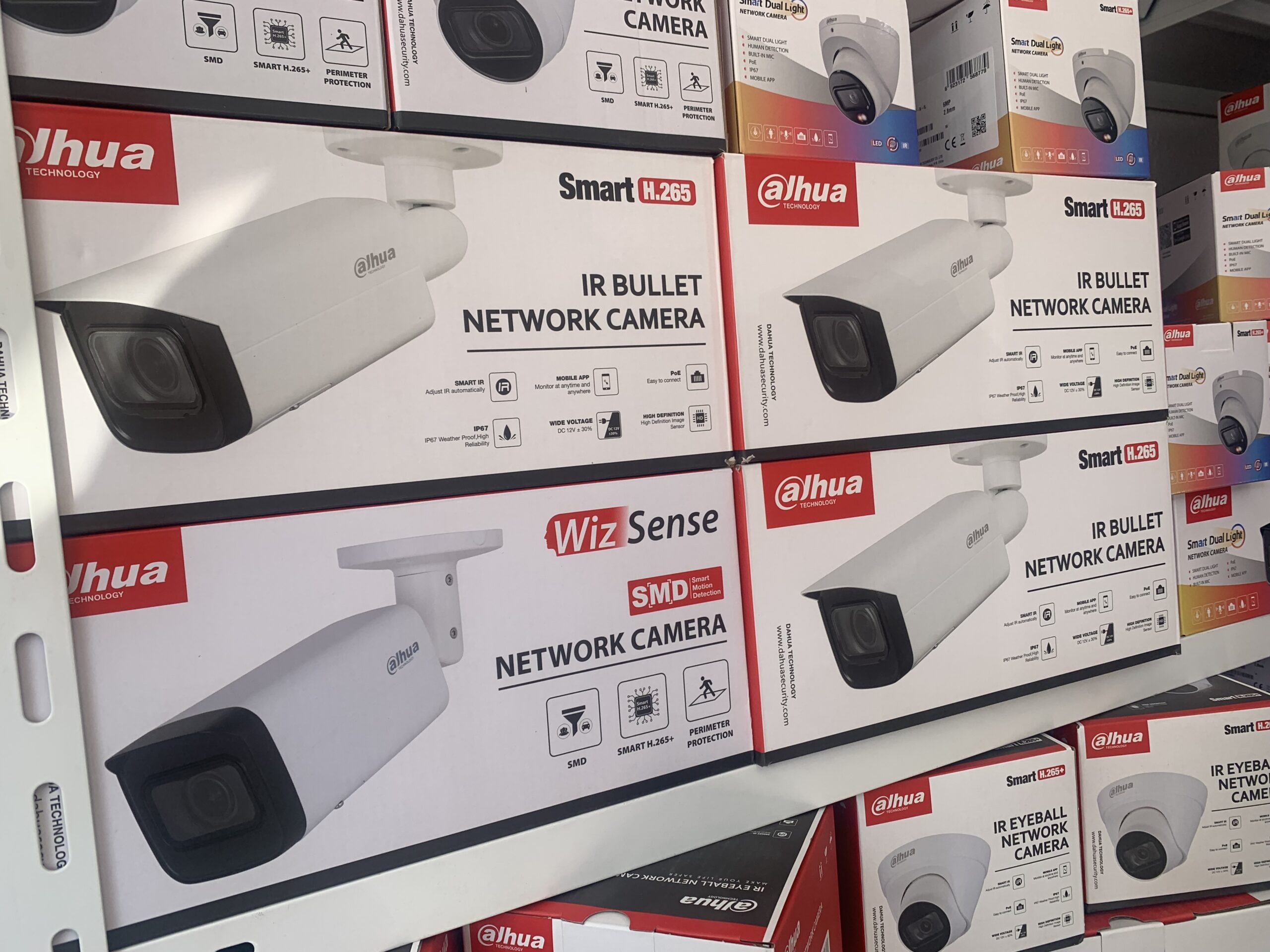 كاميرات مراقبه و تقويه شبكات النت