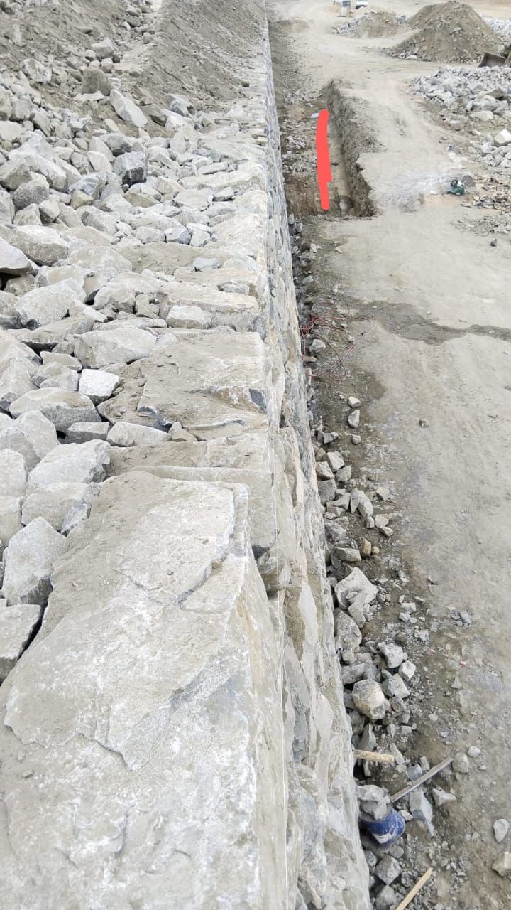 معلم بنين حجر صخريه كبيره وسغيره وربربه