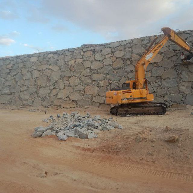 معلم بنين حجر صخريه كبيره وسغيره وربربه