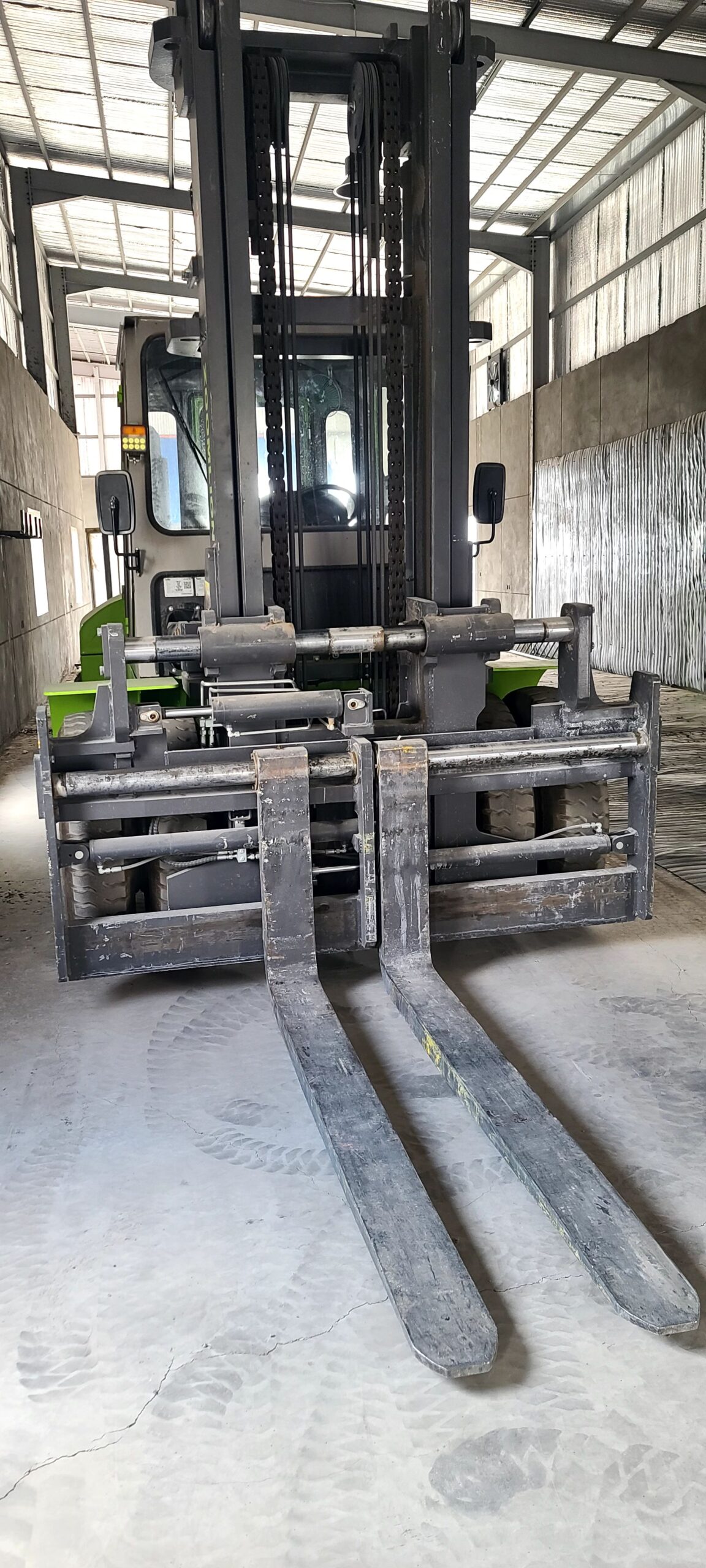 سيزرات لفت متوفرة للإيجار ورافعات شوكية للايجار