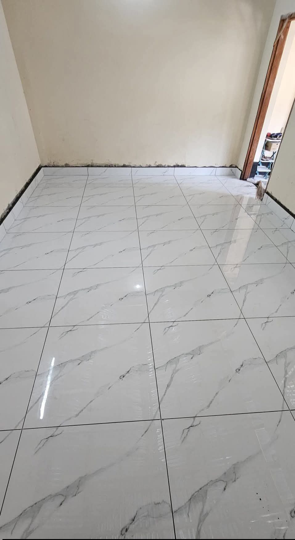 مبلط السيراميك و بورسلين ٠٥٣٧٧٦٩٣٥٤