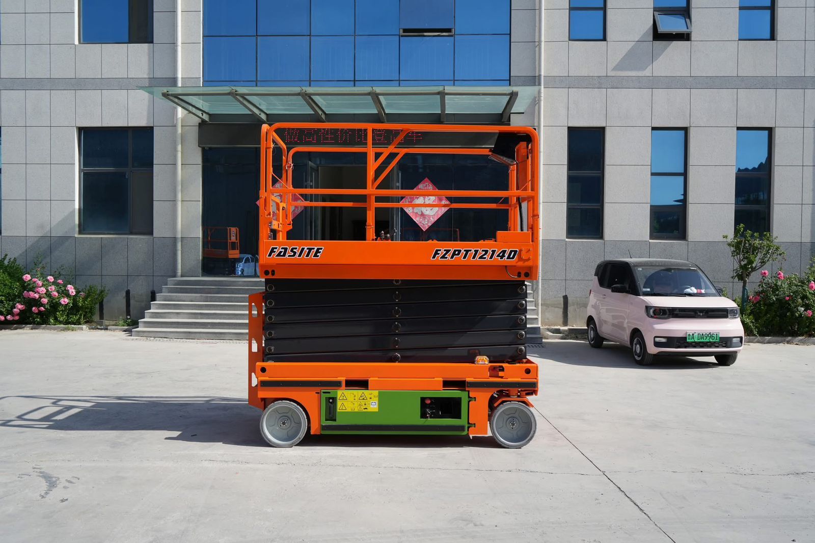 scissor lift 12meter 14mareh for rent Jaddah