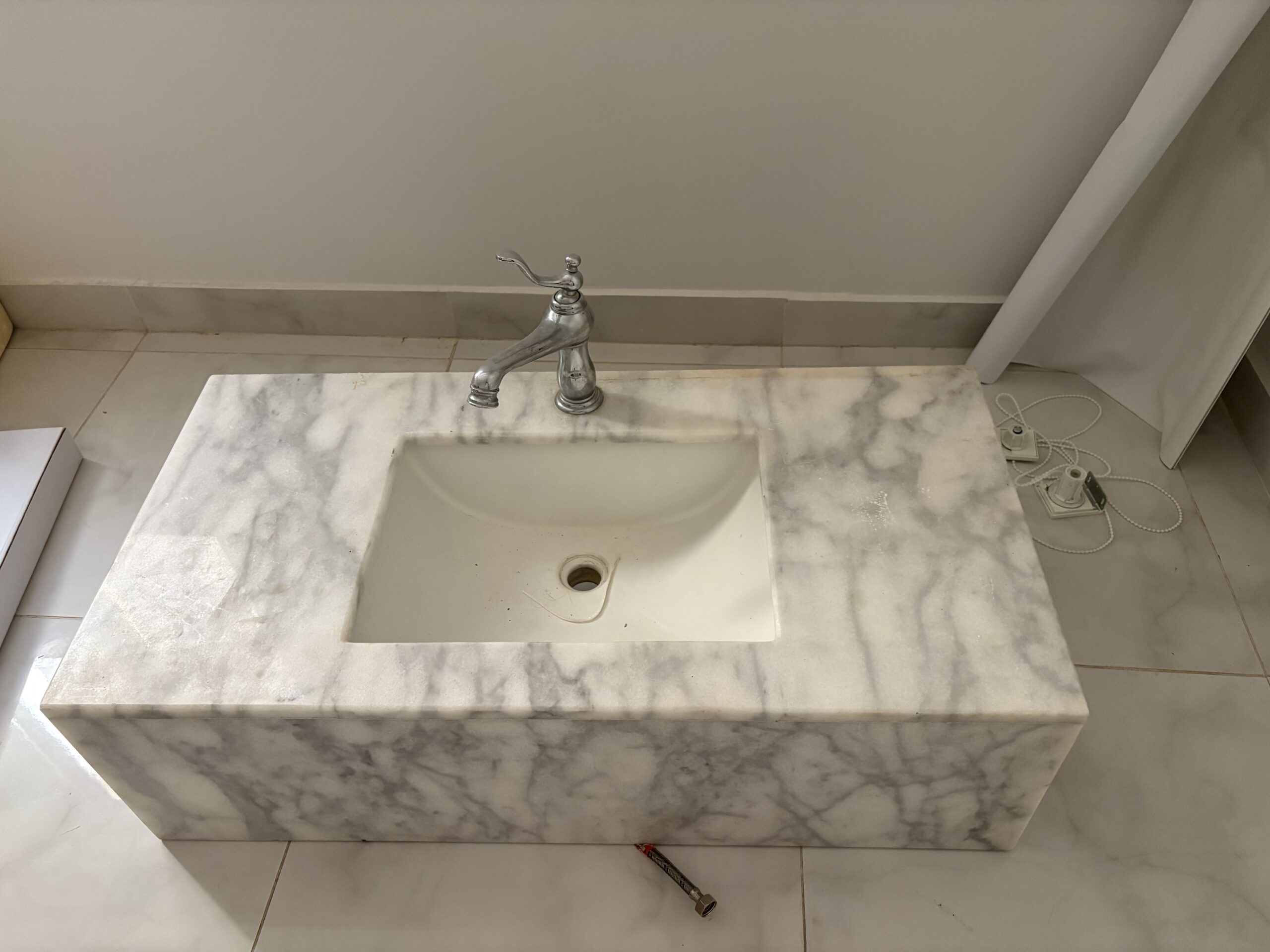 مغسلتين رخام شبه جديده للبيع