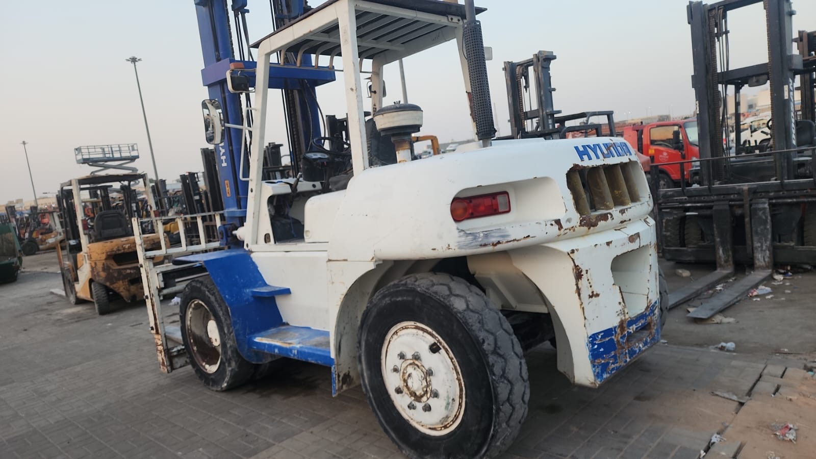 روافع شوكيه فوركلفت للايجار جميع الاحجام