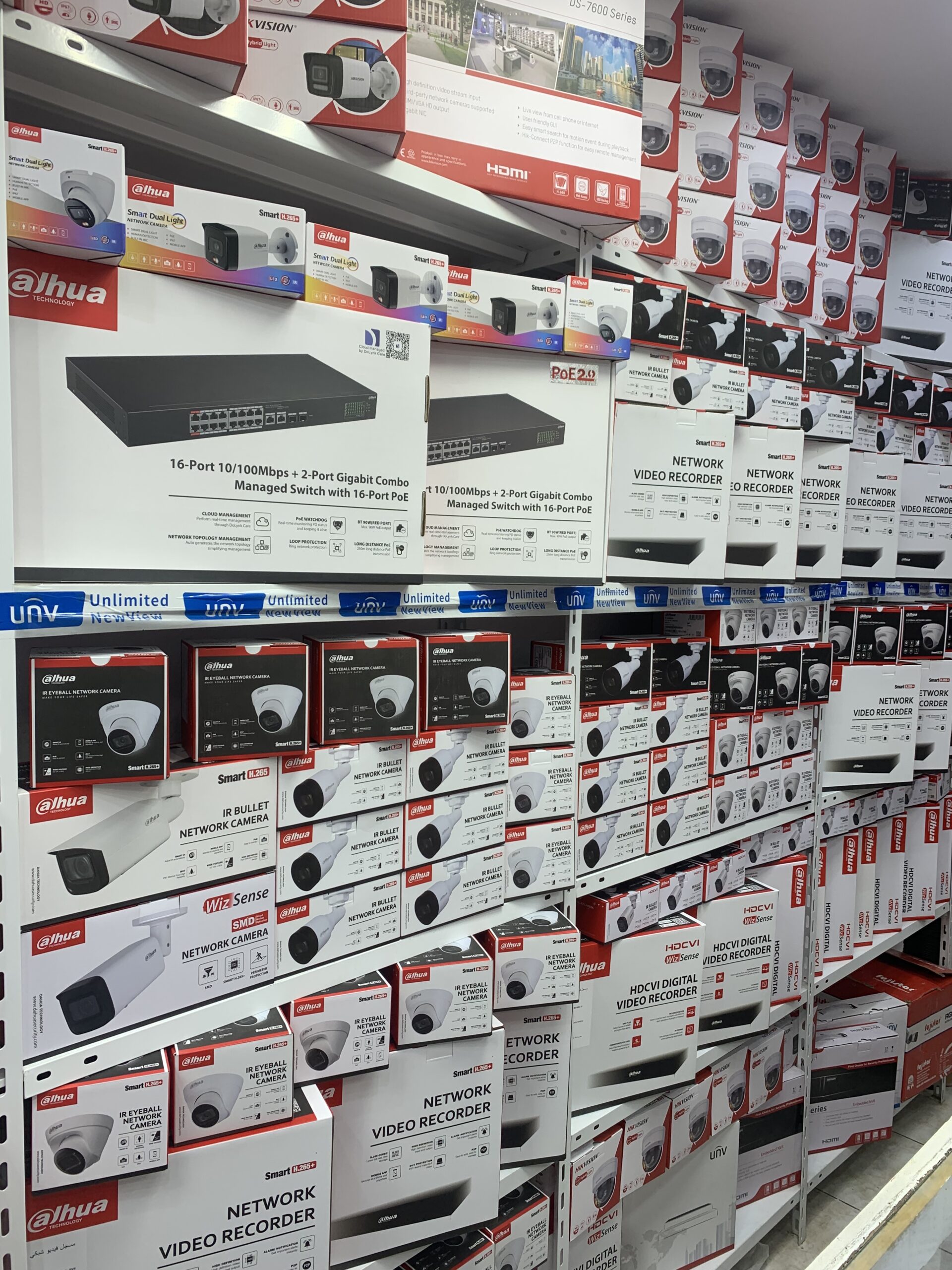 كاميرات مراقبه و تقويه شبكات النت