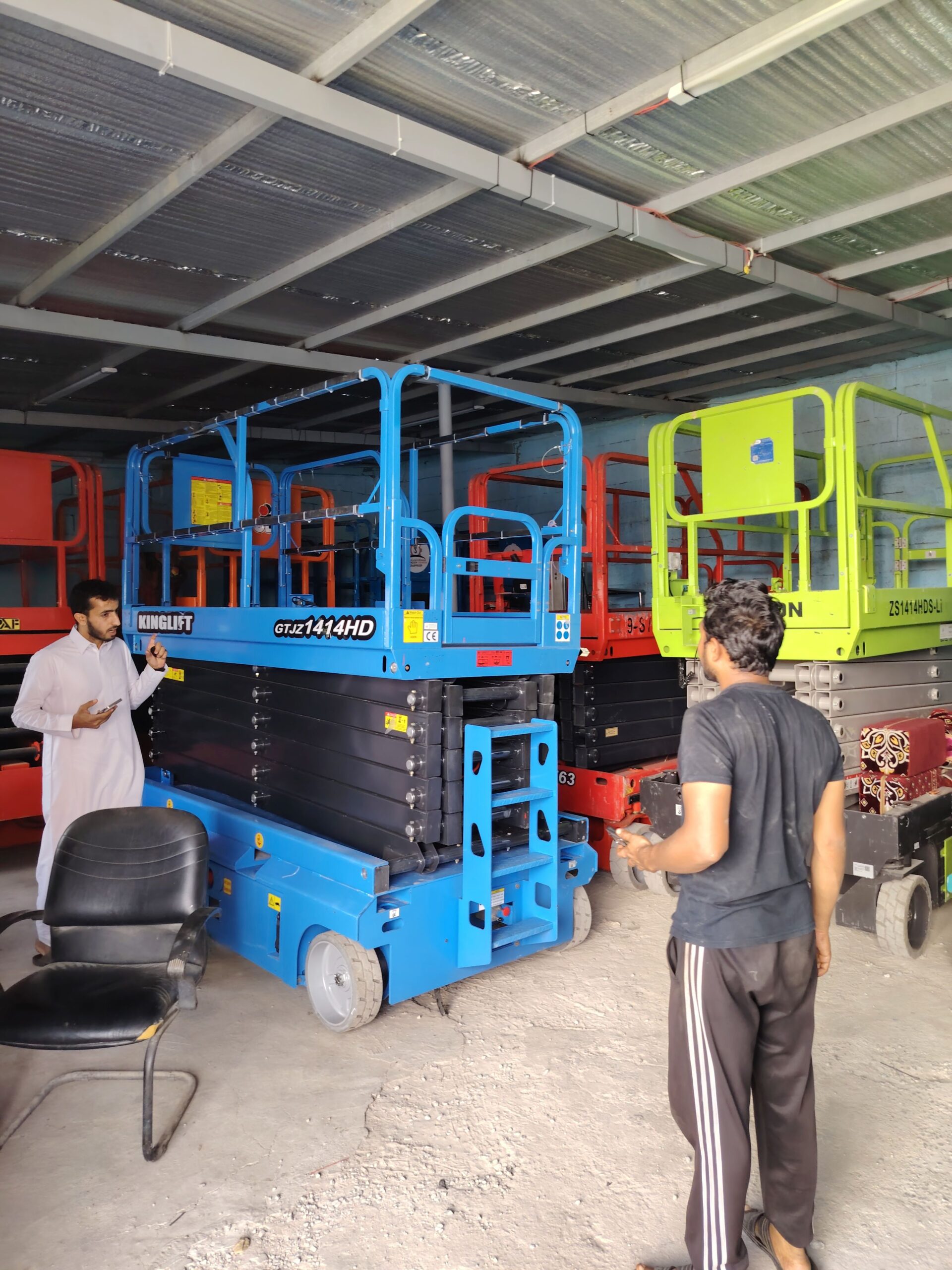 سيزرات ليفت متوفرة للايجار ورافعات شوكية متوفرة لل