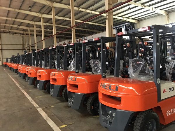 رافعات شوكية فور كليفت للإيجار من 1.5طن الى 30طن م