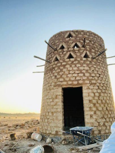 بنا البيوت الطين