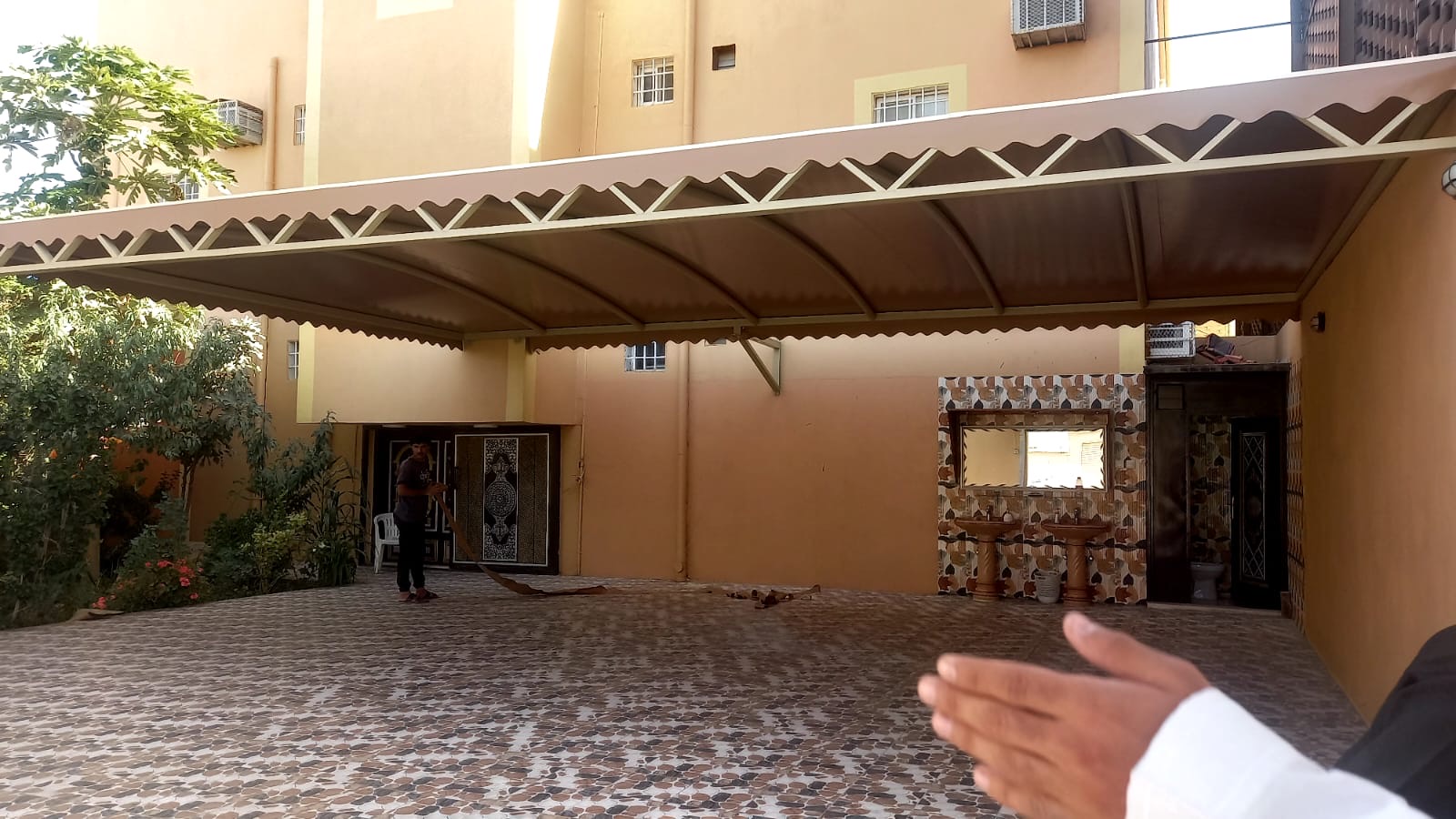 حداد مظلات وسواتر وغرف سندويش بنل متواجدين في ابها