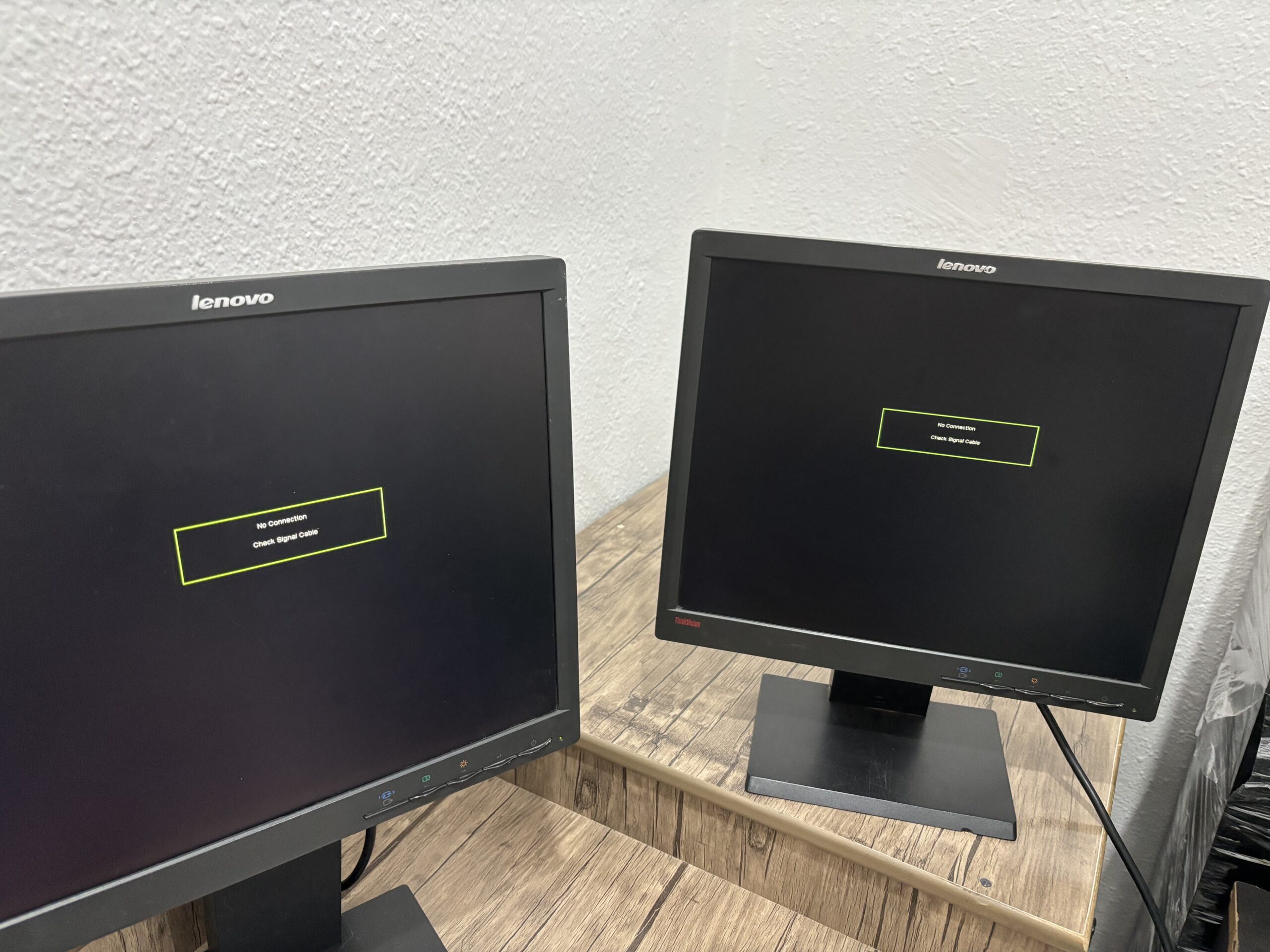 عدد 2 شاشة كمبيوتر لينوفو مقاس 17 بوصة سعر الحبة ١