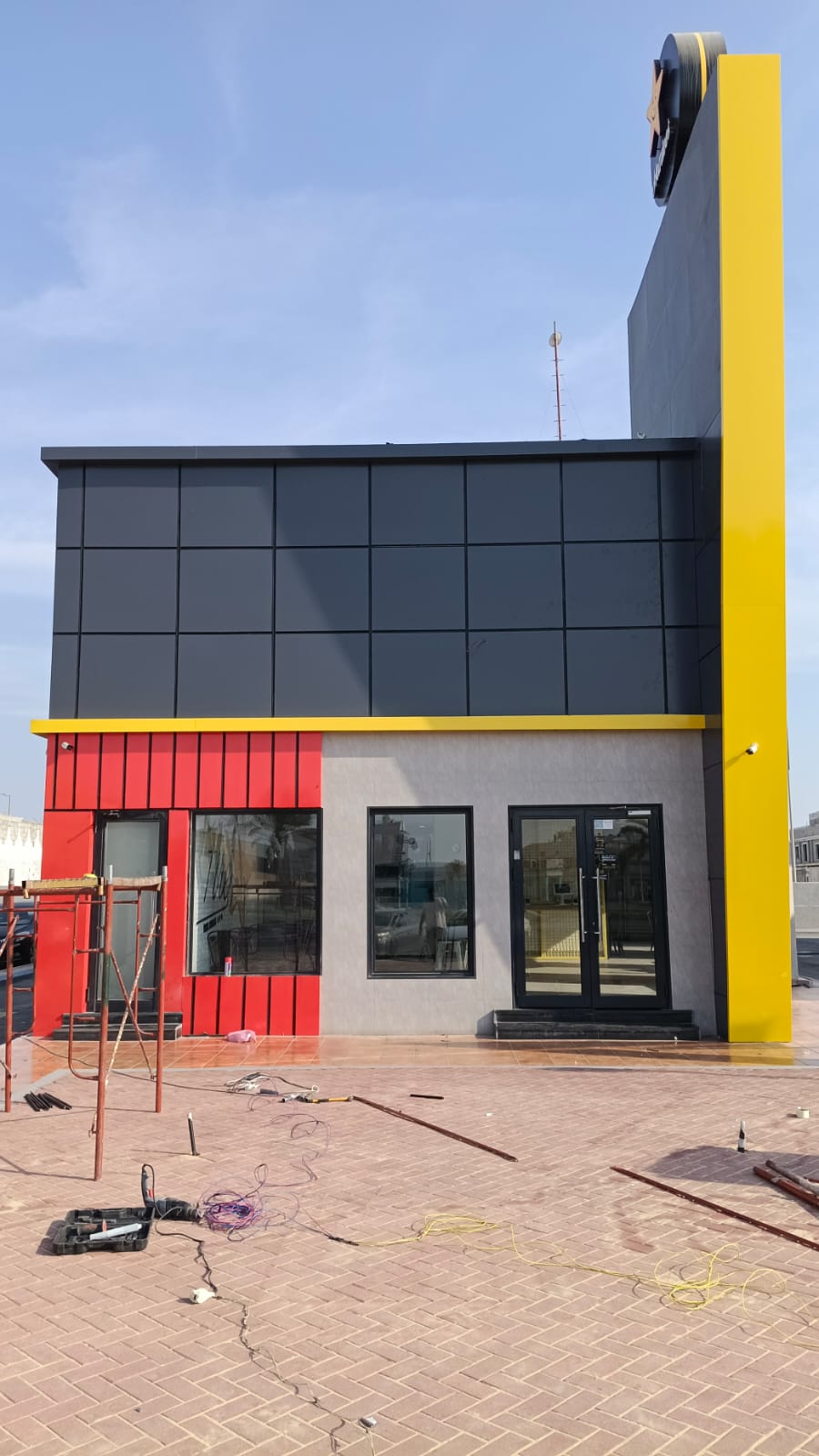 تصميم وتركيب واجهة محلات كلادينج