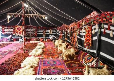 طاولات خشب ,طاولات طعام خشبية ,كراسي ,كنب