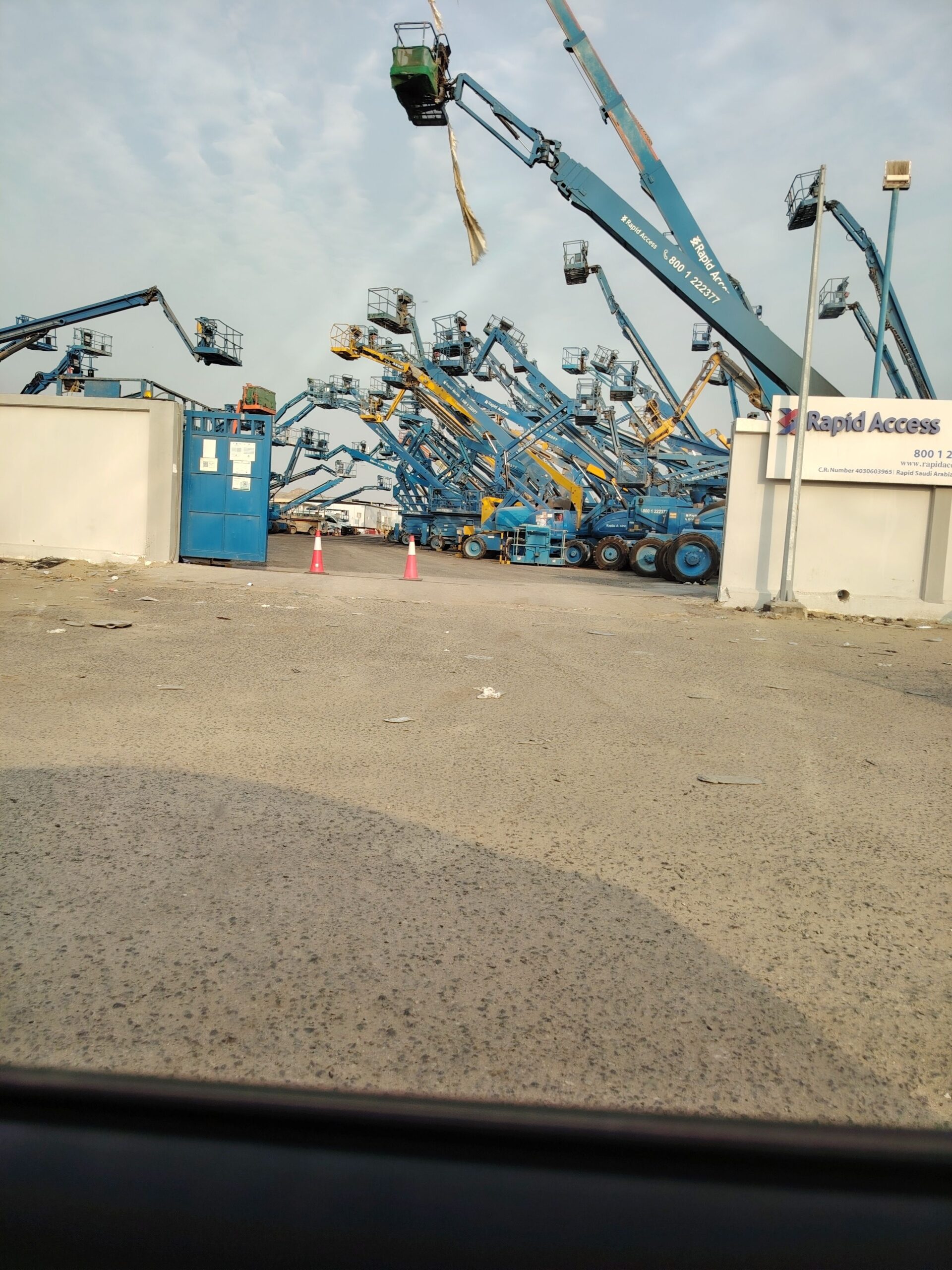 سيزرليفت ومانلفت وكرينات وبوبكات وتليهندلر للايجار