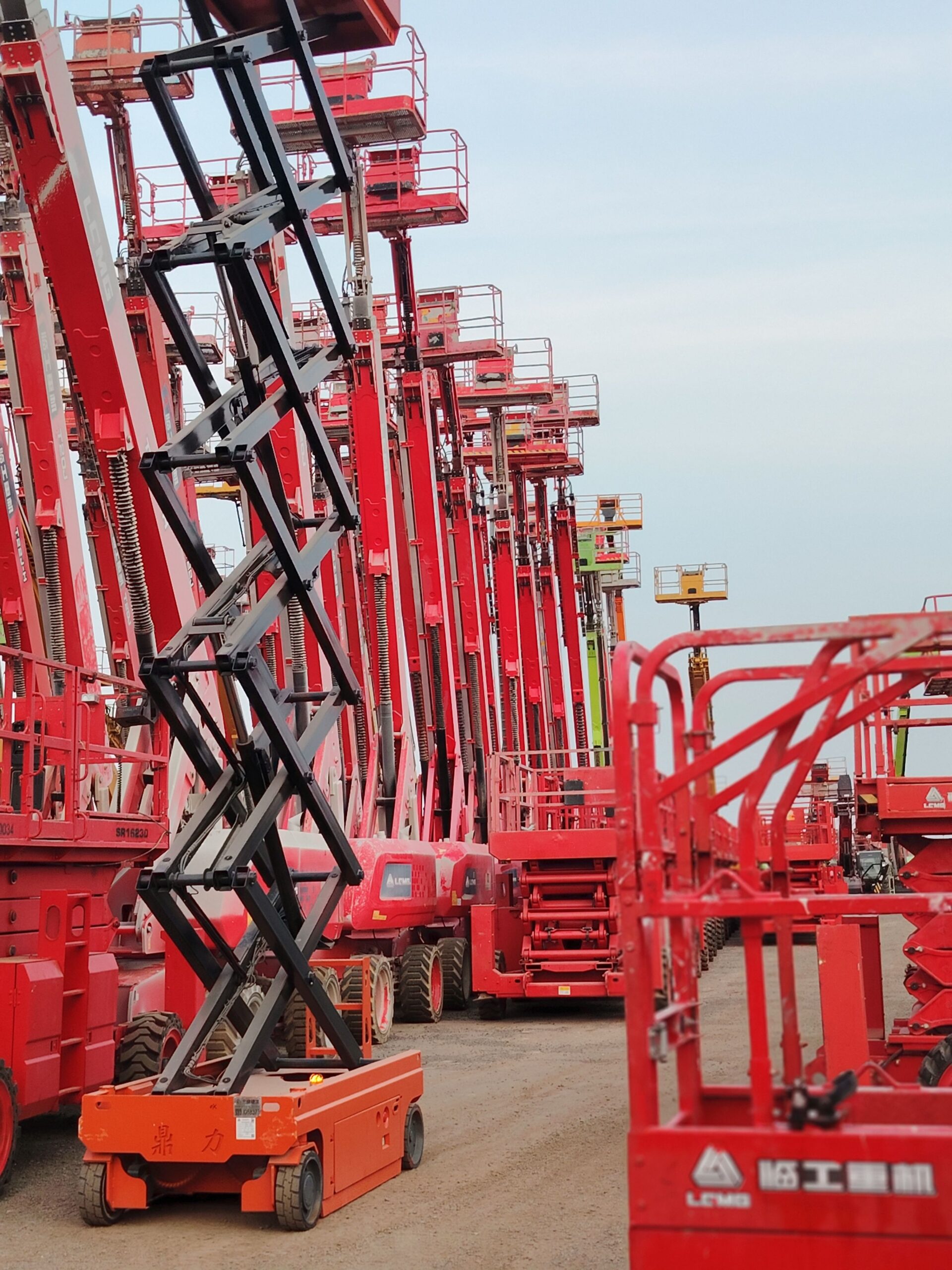 سيزرليفت ومانلفت وكرينات وبوبكات وتليهندلر للايجار