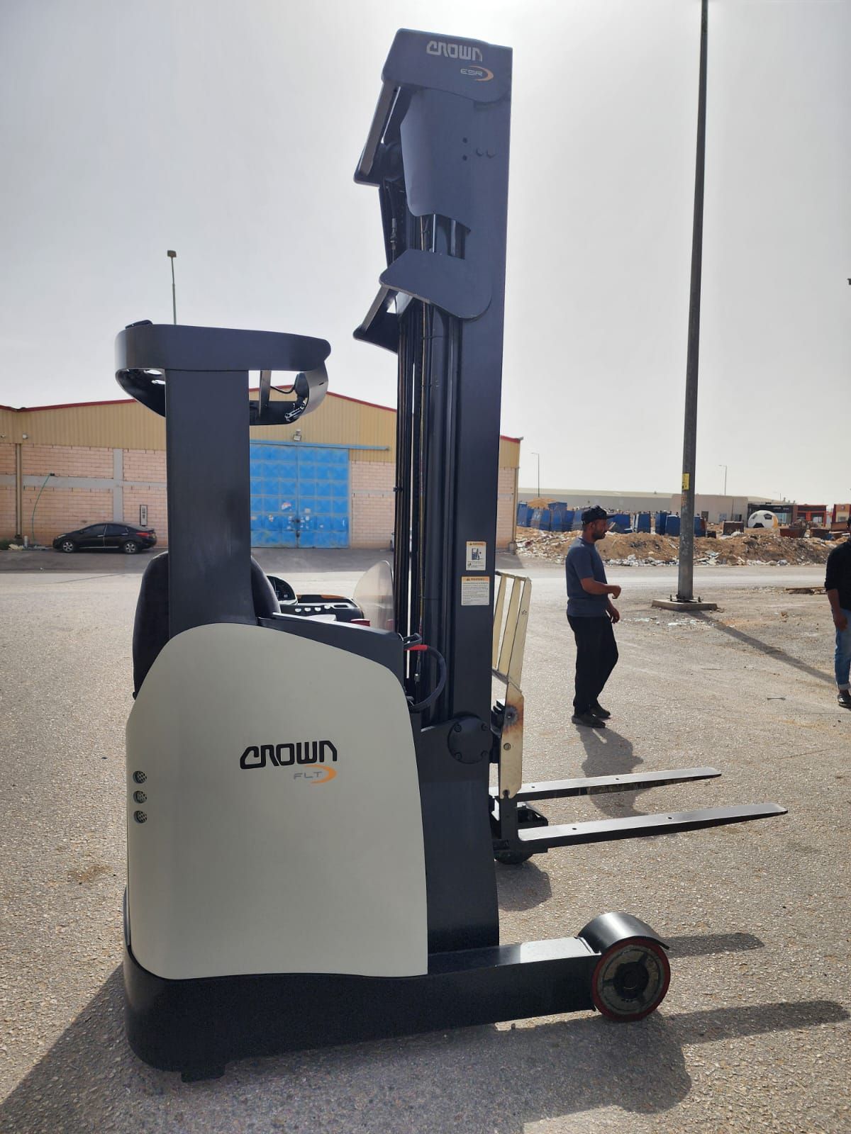 يوجد لدينا رافعات شوكية ريتش تراك كهرباء للايجار ا