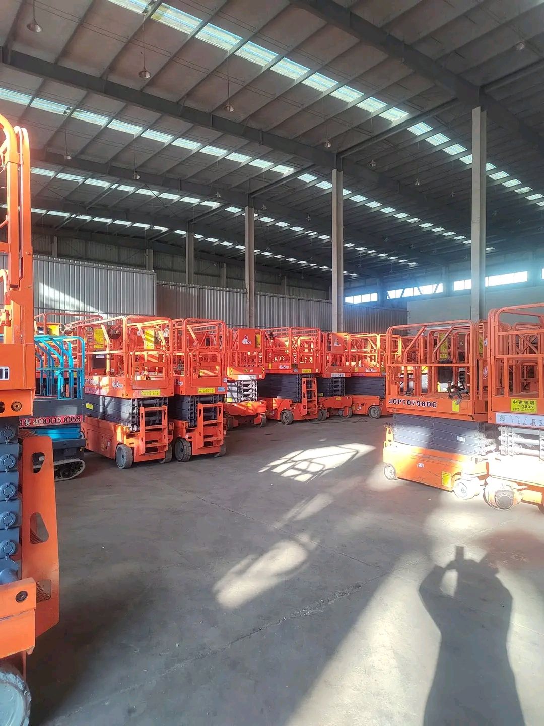 رافعات شوكية متوفرة للايجار وسيزرات ليفت متوفرة لل