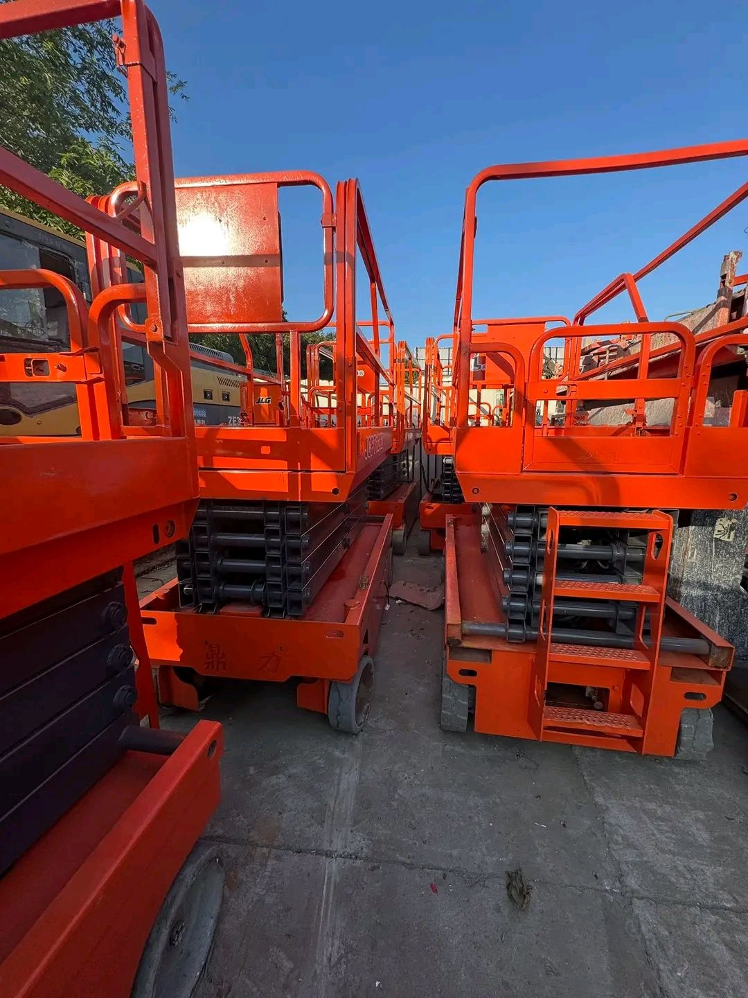 رافعات شوكية متوفرة للايجار وسيزرات ليفت متوفرة لل