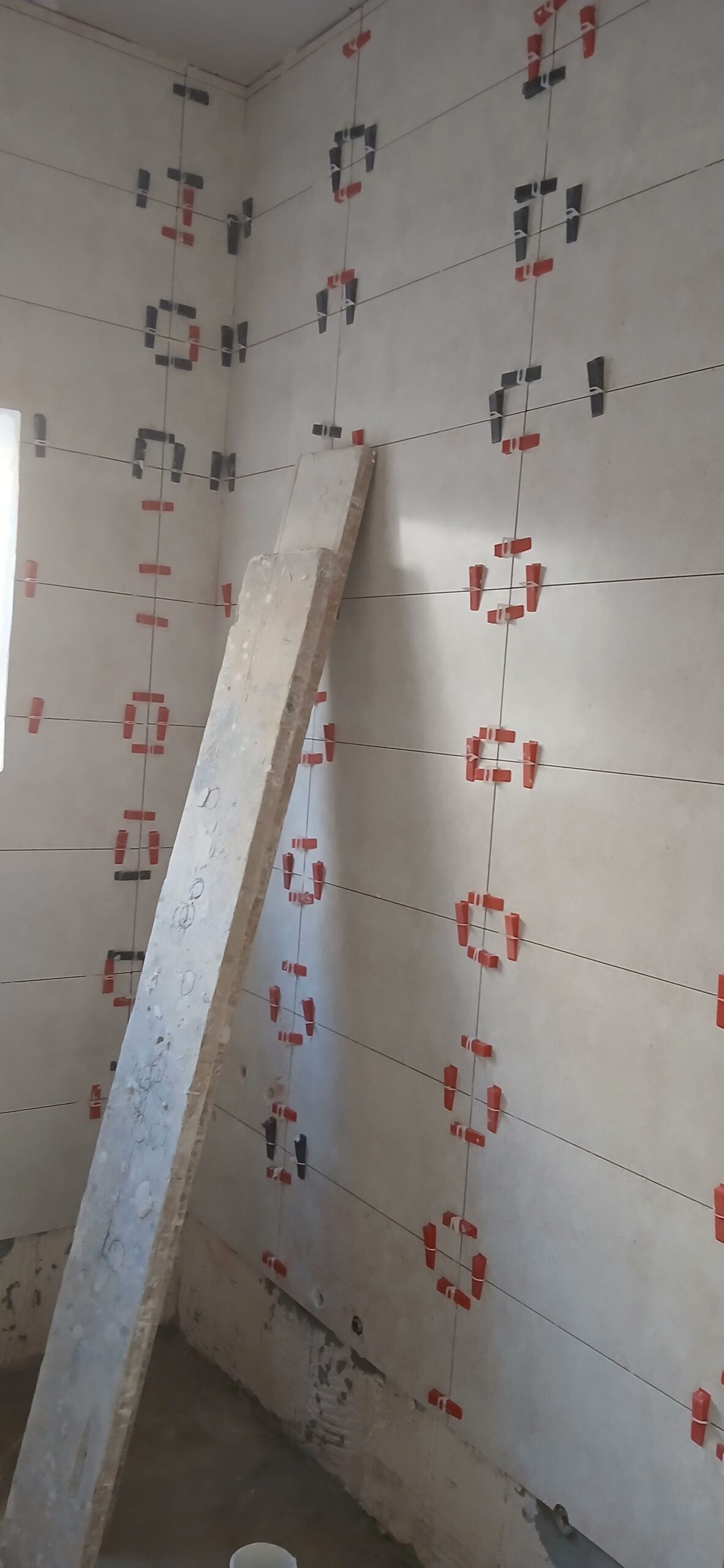 مبلط السيراميك و بورسلين ٠٥٣٧٧٦٩٣٥٤