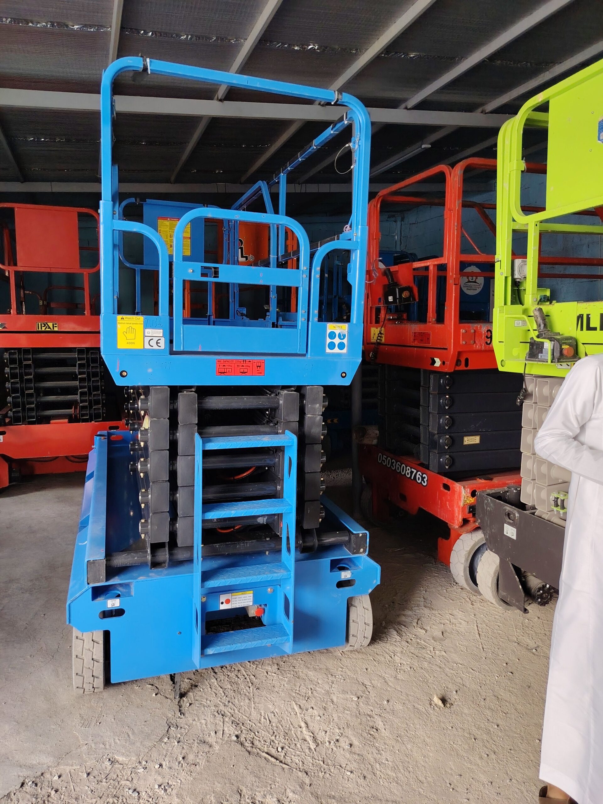 سيزرات ليفت متوفرة للايجار ورافعات شوكية متوفرة لل