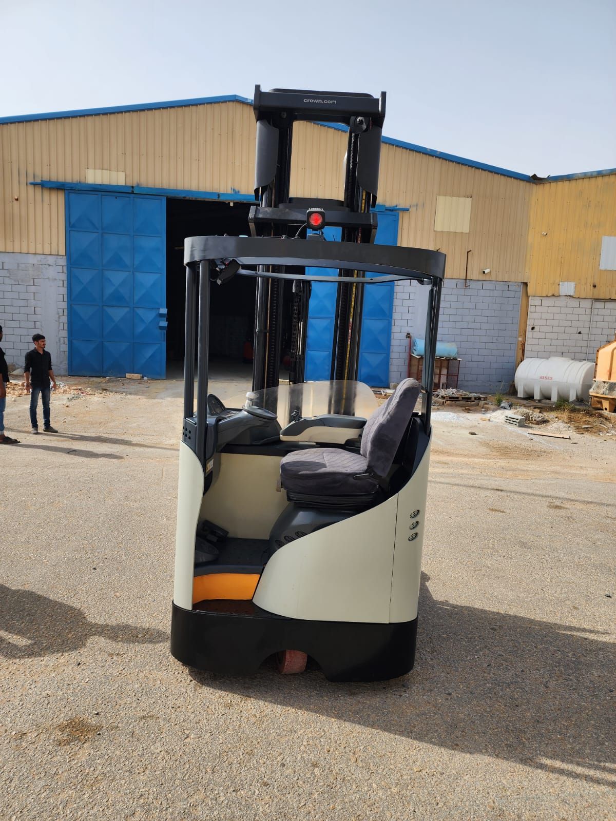 يوجد لدينا رافعات شوكية ريتش تراك كهرباء للايجار ا