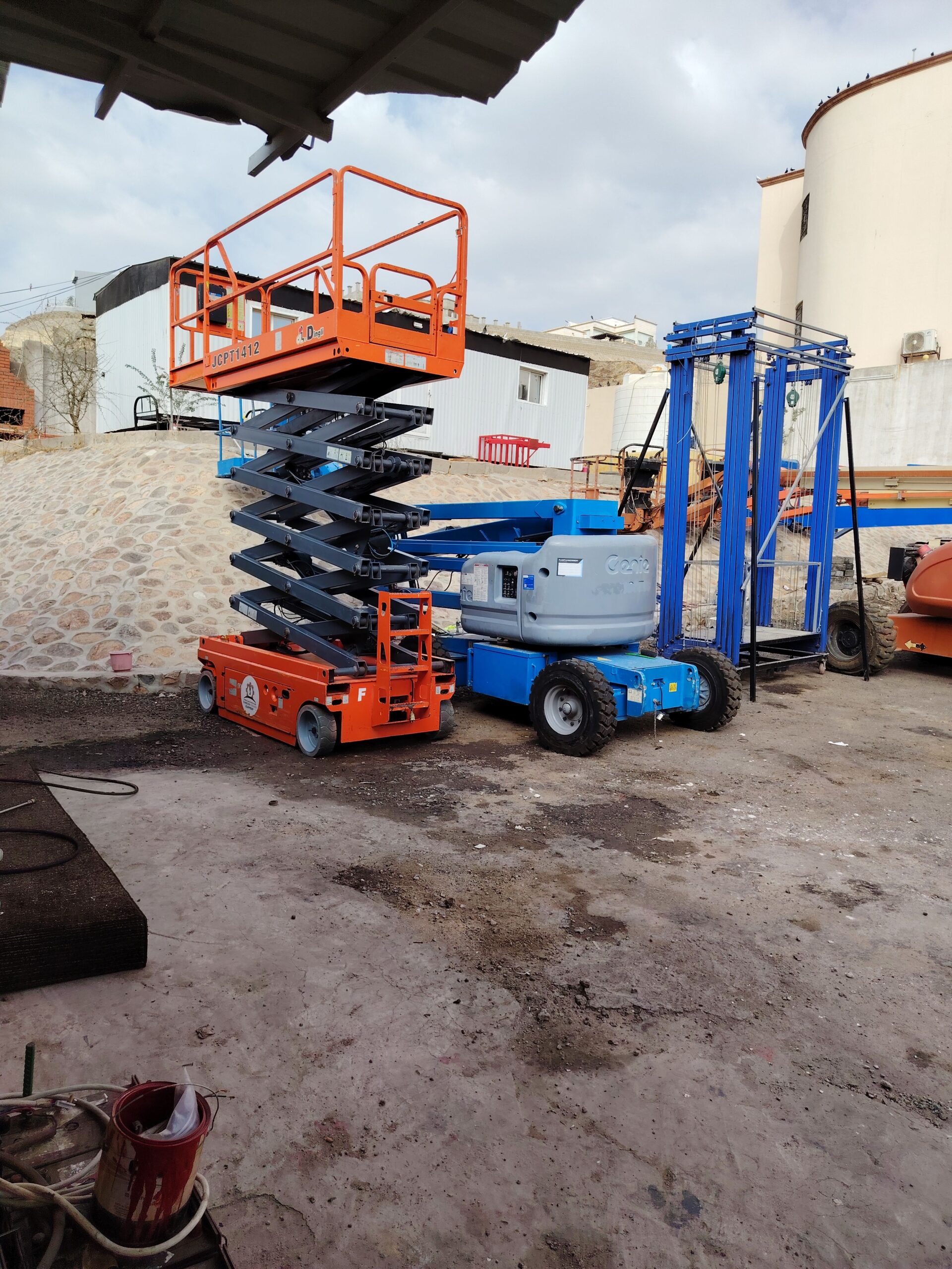 سيزرات ليفت متوفرة للايجار ورافعات شوكية متوفرة لل