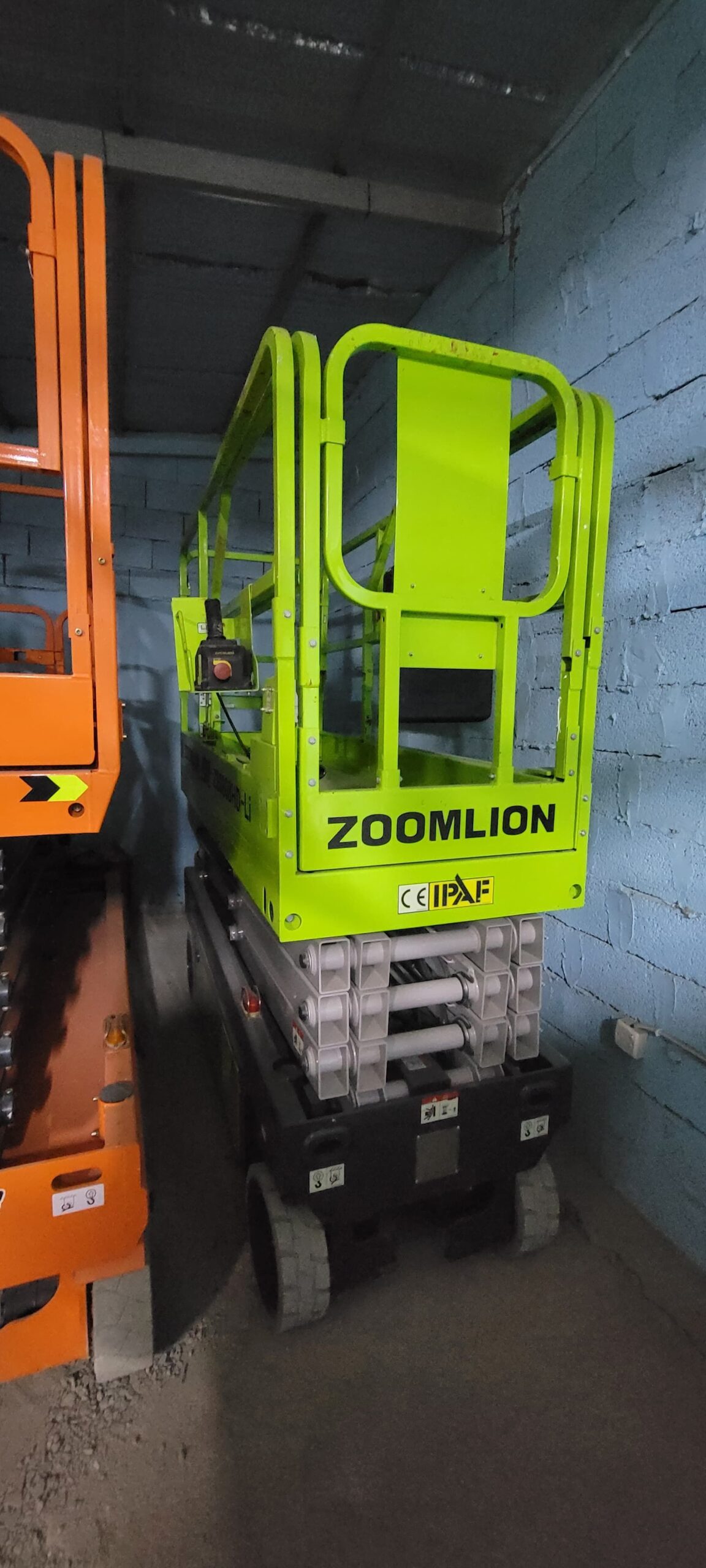 سيزر لفت للايجار: – ارتفاع 8 متر – يعمل بالكهرباء