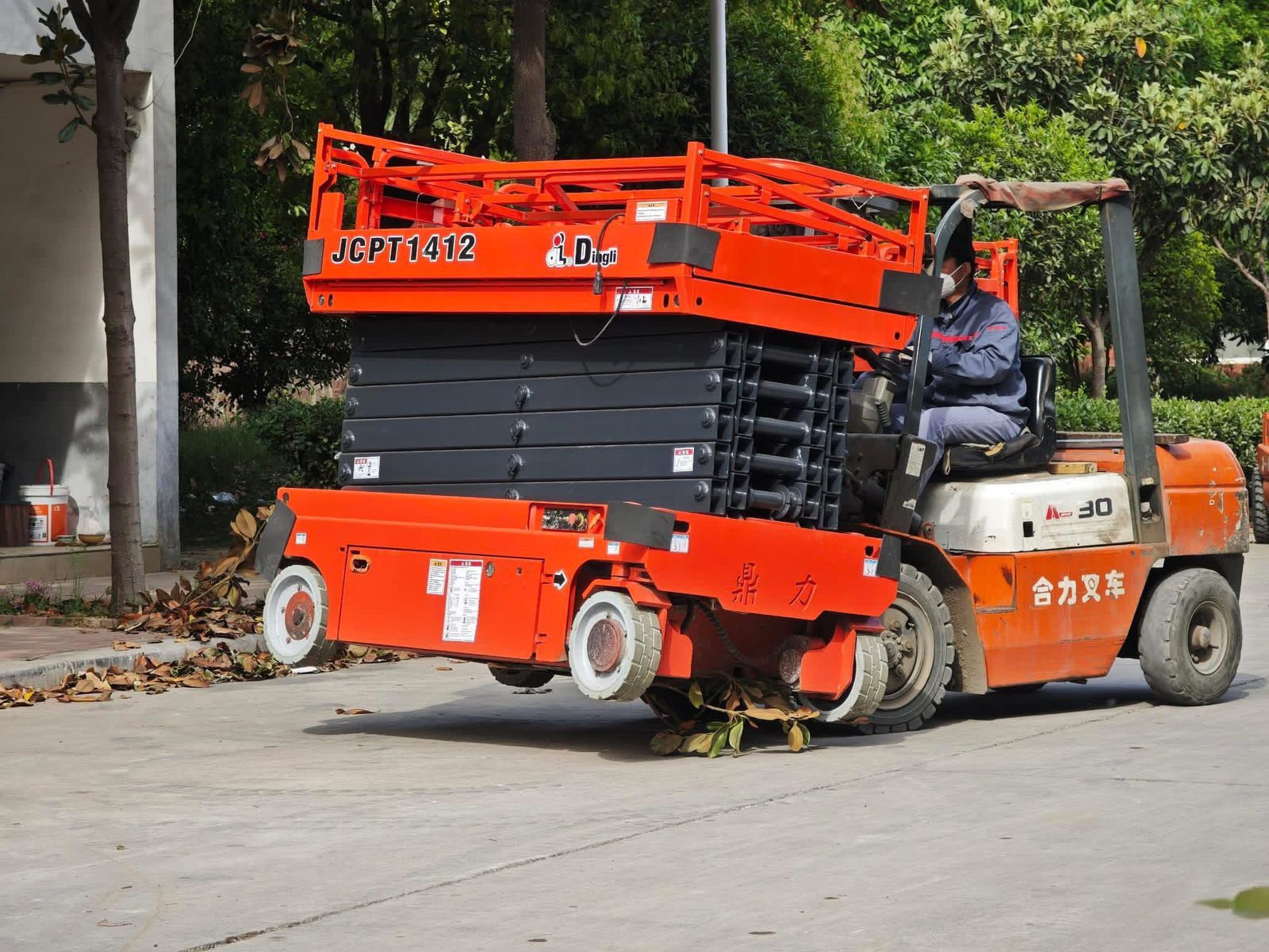 سيزر لفت رافعه مقصيه 10متر12متر14متر كهرباء للايجا