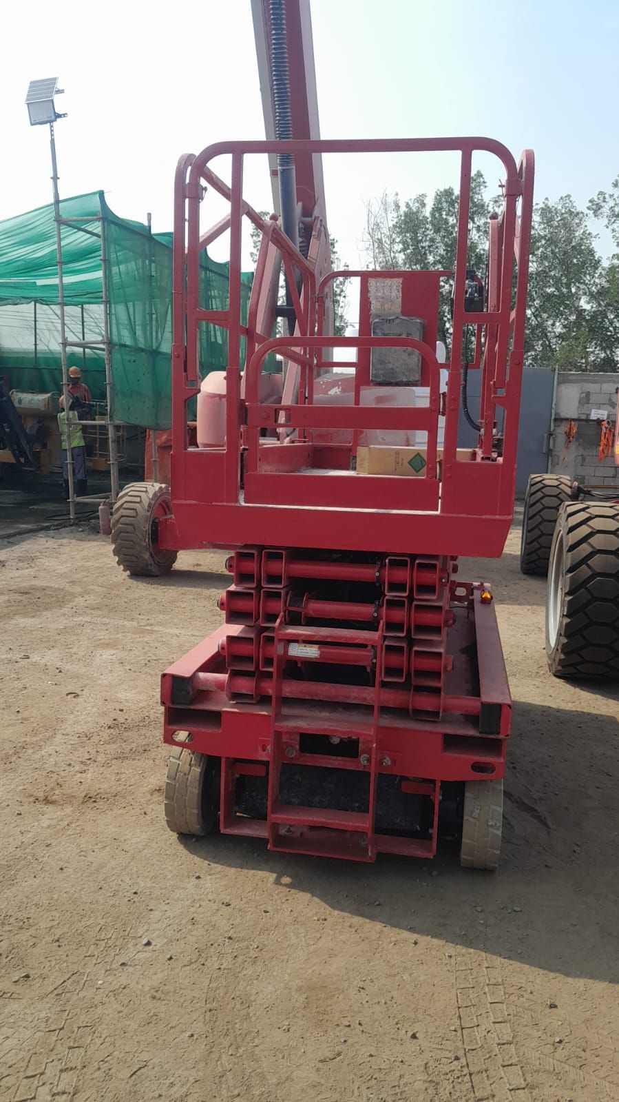 1. *سيزر لفت 6 متر*: موديل حديث للإيجار – ارتفاع 6