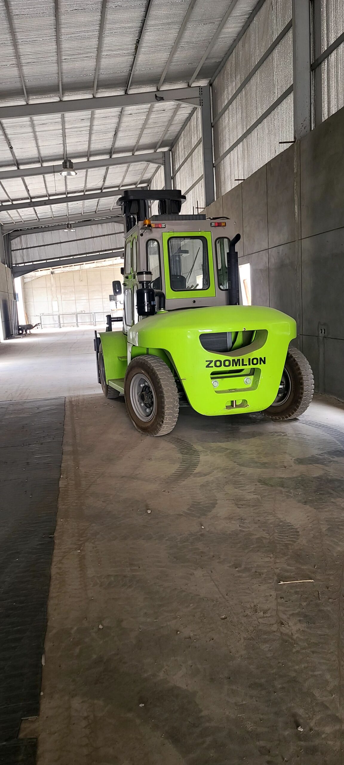 سيزرات لفت متوفرة للإيجار ورافعات شوكية للايجار