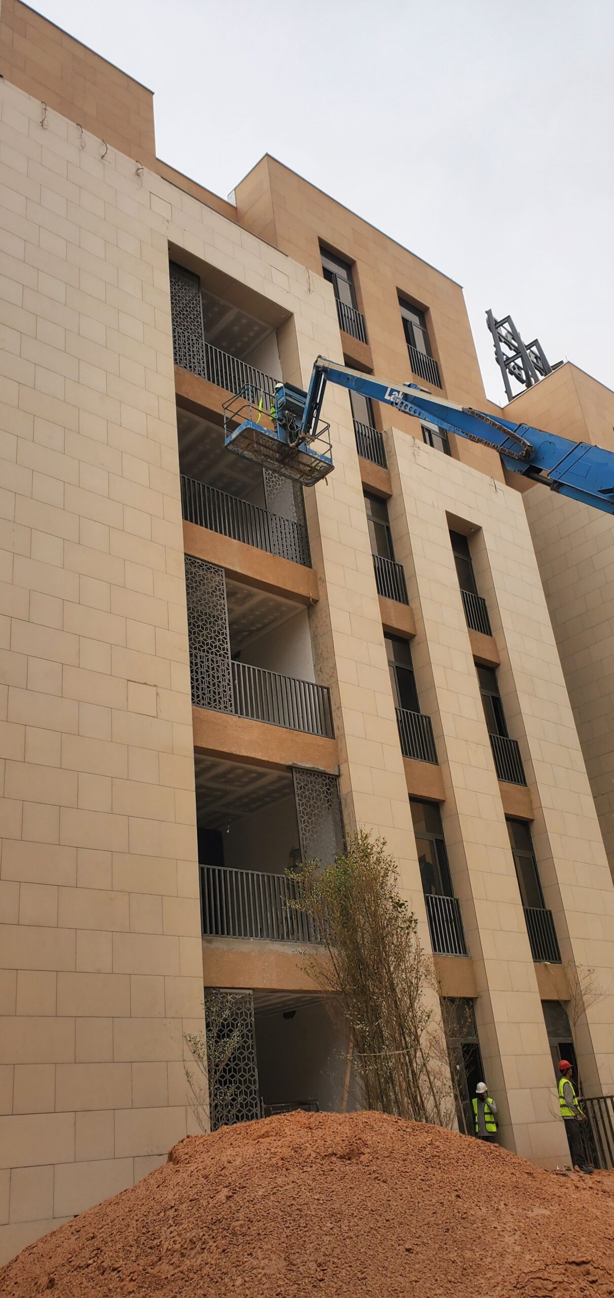 سيزرات لفت مان لفت للايجار روافع بكل احجامها للايج