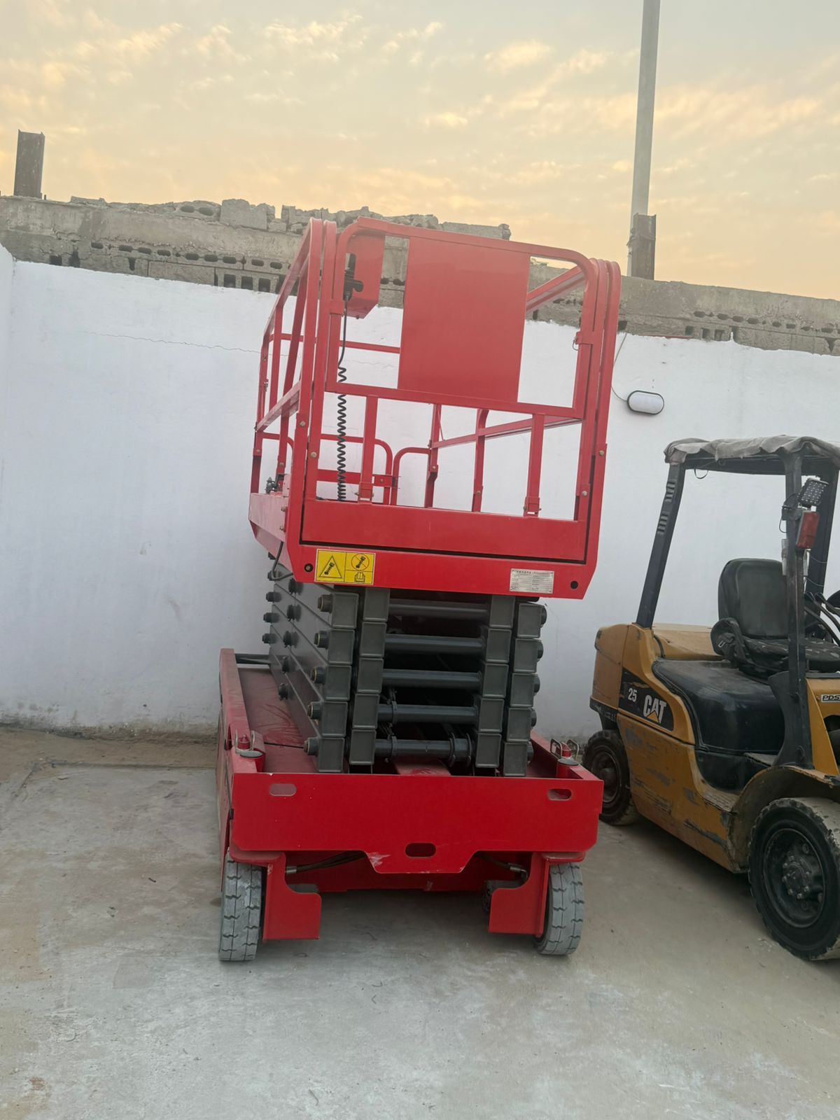 سيزر لفت 12متر 14متر 16متر كهرباء للايجار 2025