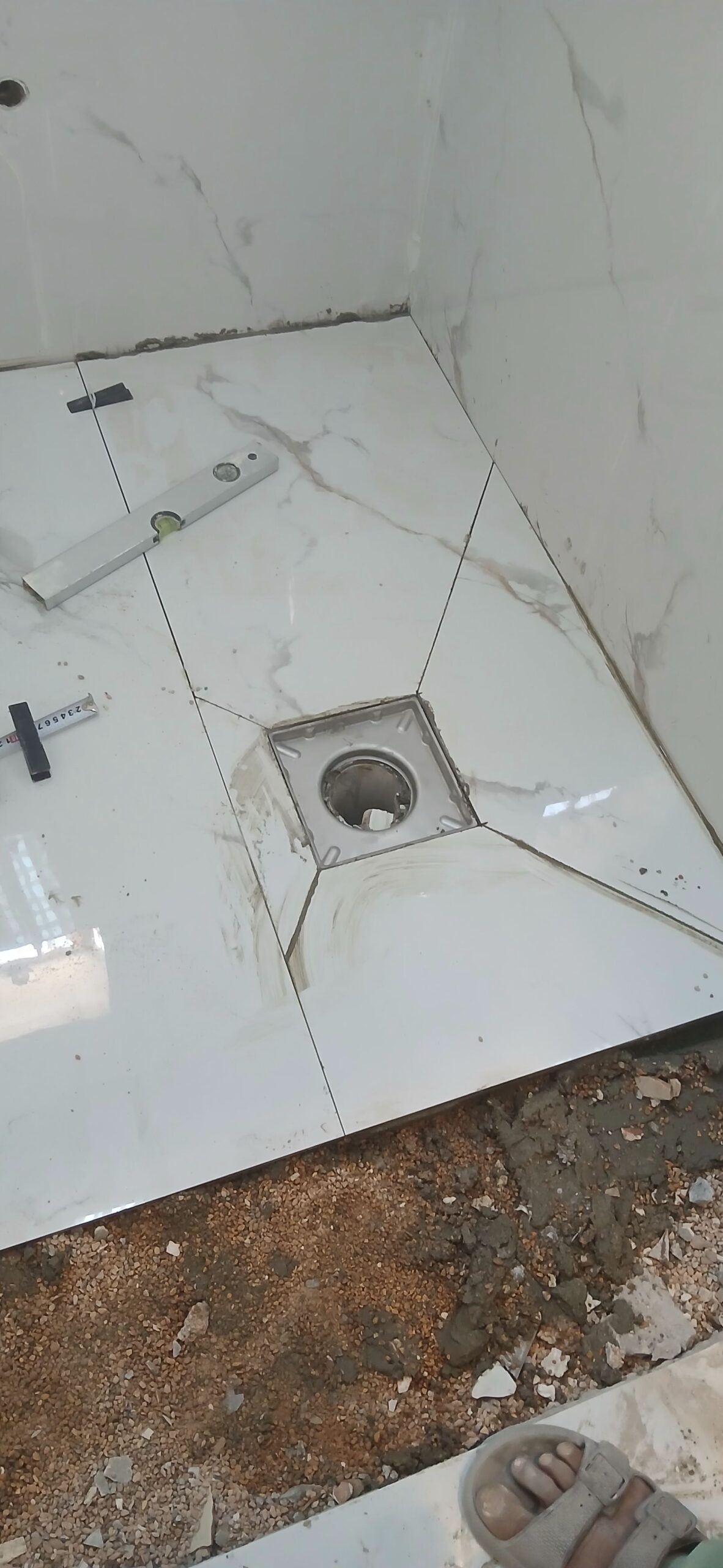 مبلط السيراميك و بورسلين ٠٥٣٧٧٦٩٣٥٤