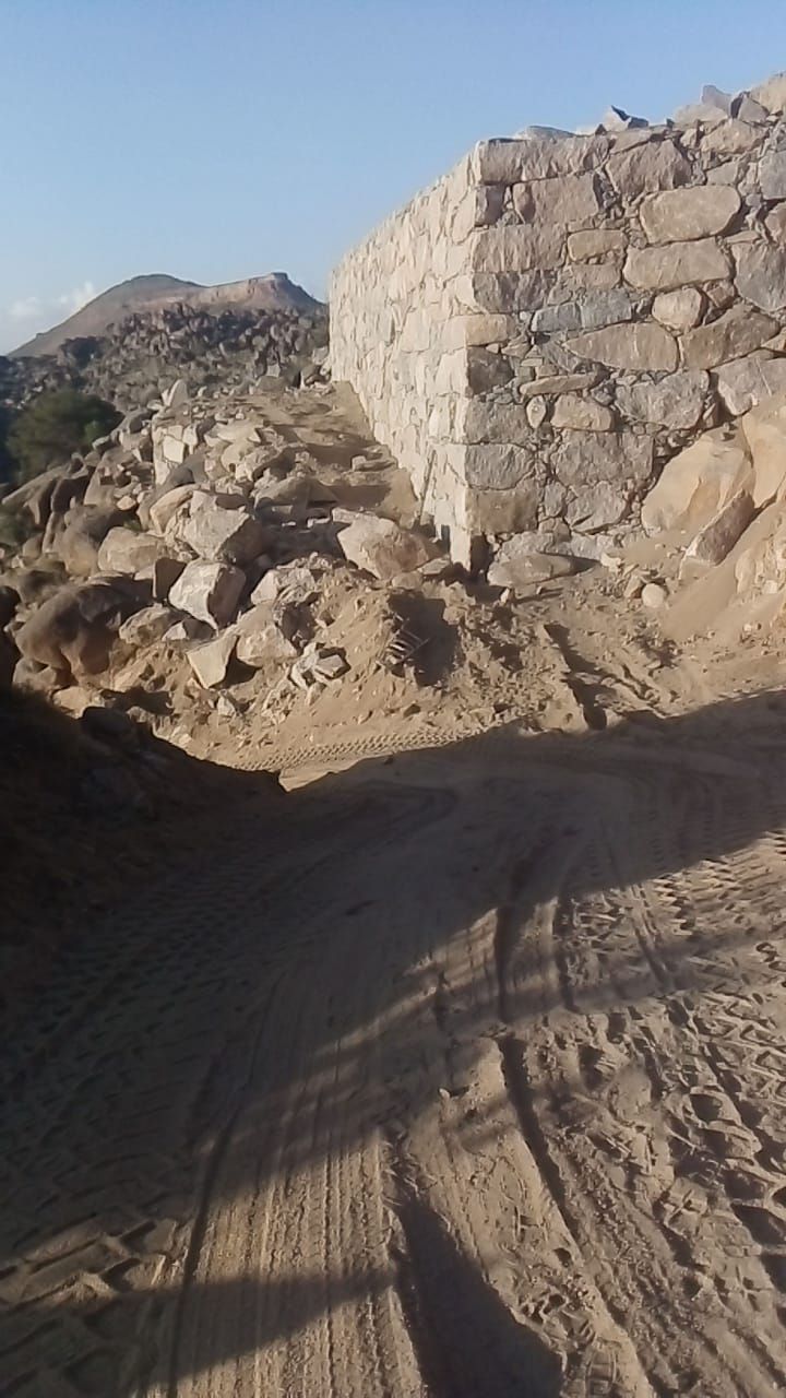 معلم بنين حجر صخريه كبيره وسغيره وربربه