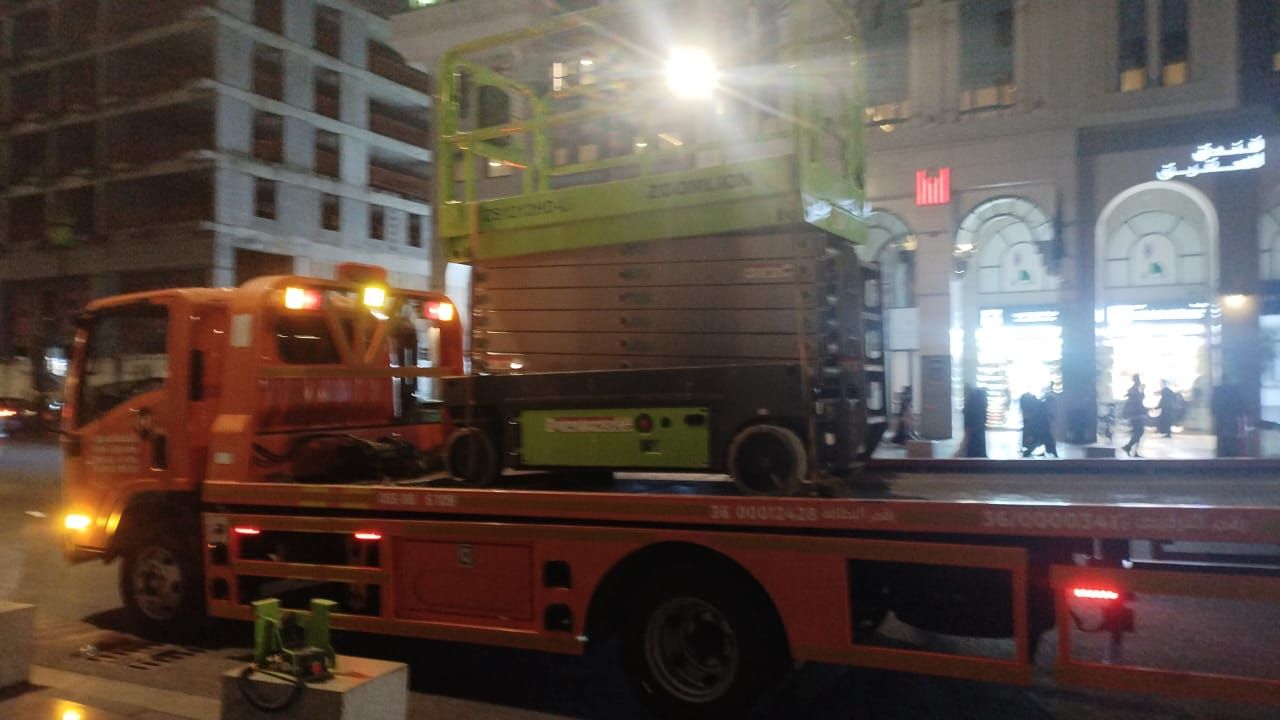 Scissor lifts and manlifts for rental