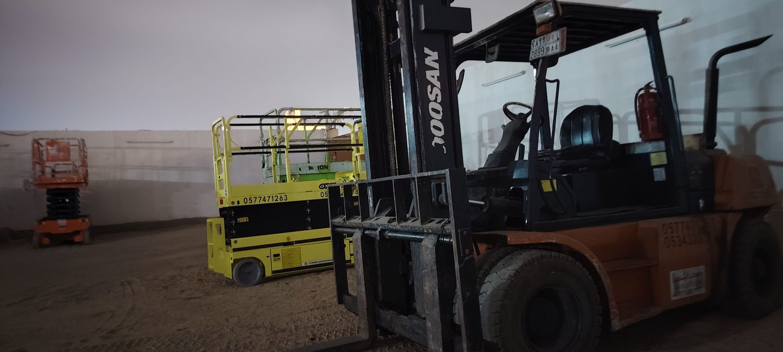 سيزرلفت ومان لفت ورافعات شوكيه وتليهندلر للايجار