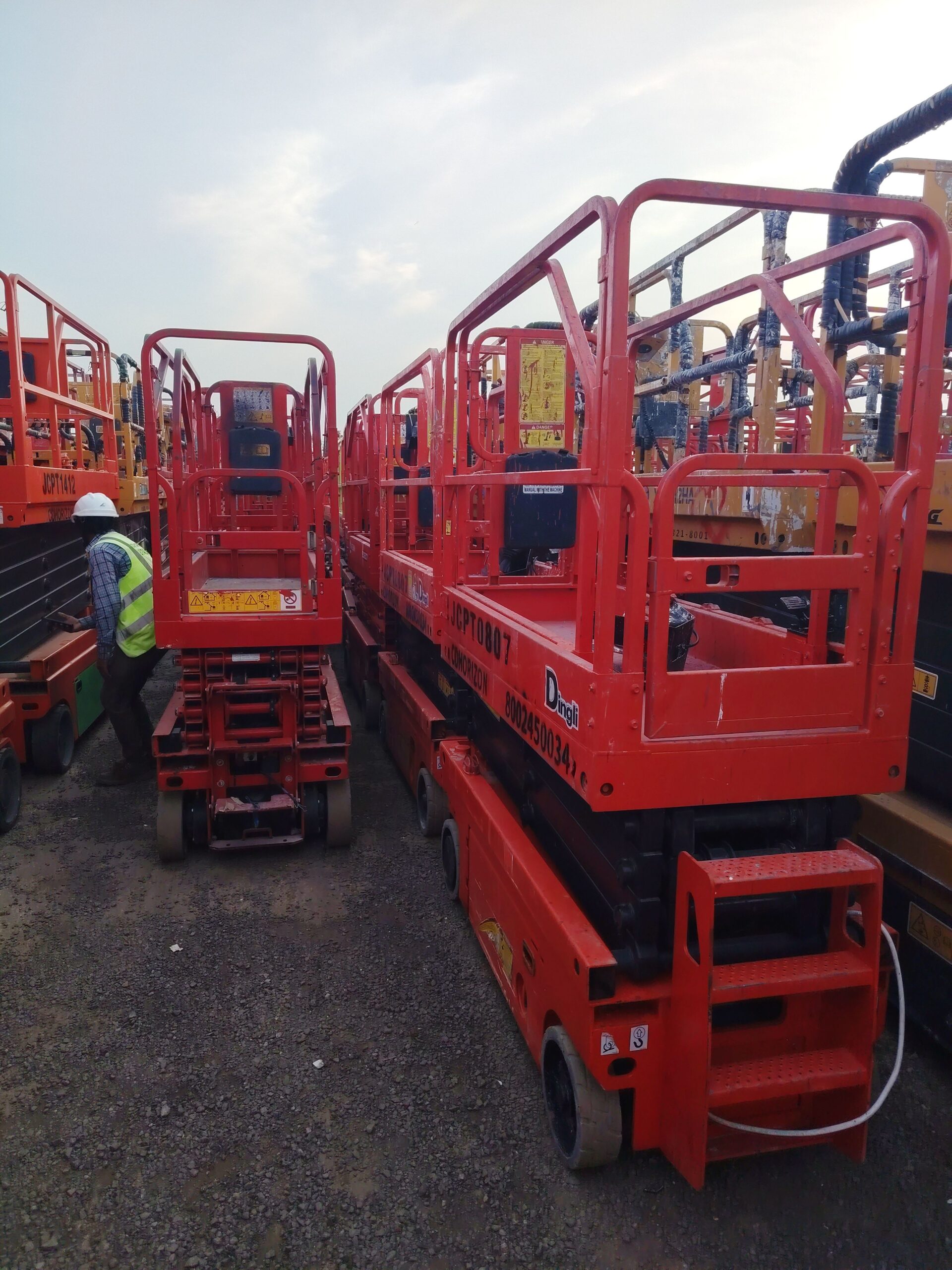 رافعه مقصيه 8متر10متر12متر 14متر 16متر للايجار