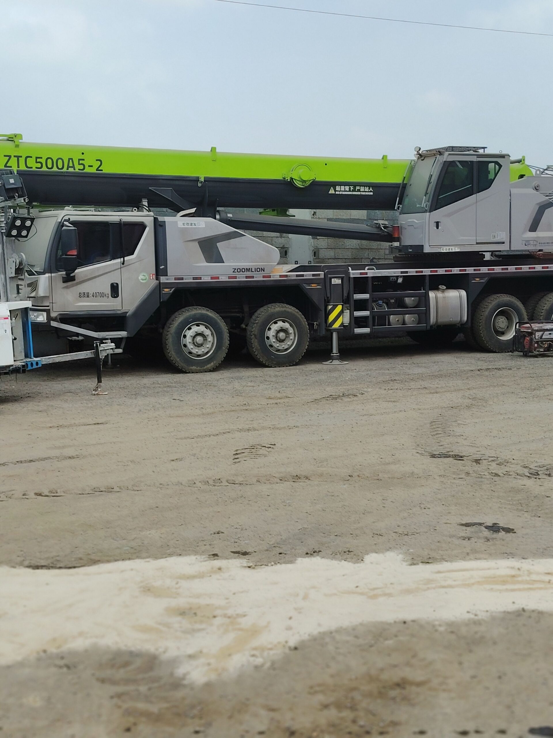 Scissor lifts and manlifts for rental