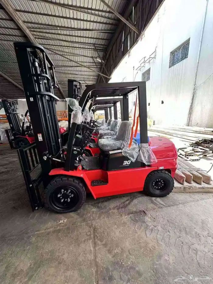 فوركلفت للإيجار في الدمام جميع المقاسات يومي اسبوع