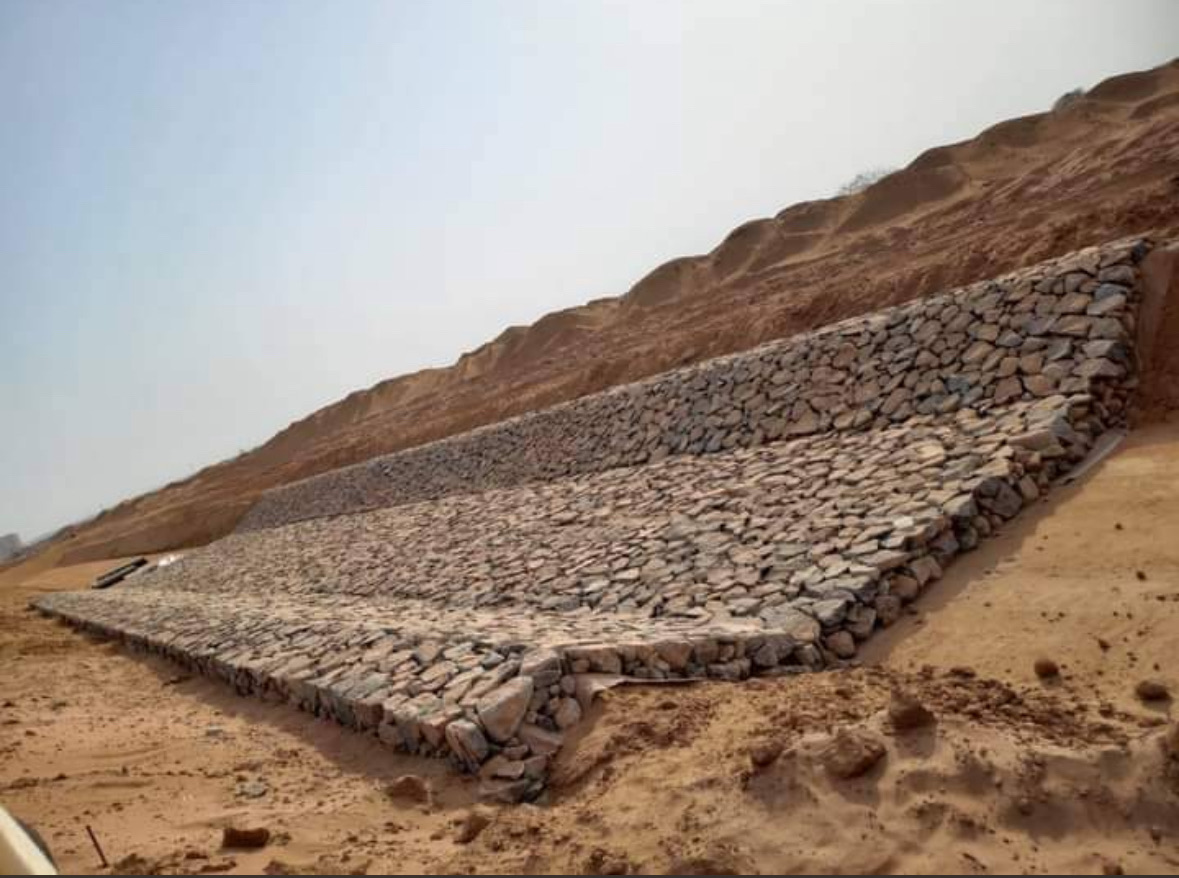 مقاول سياج امني شبك ومضلات وحجر ربراب