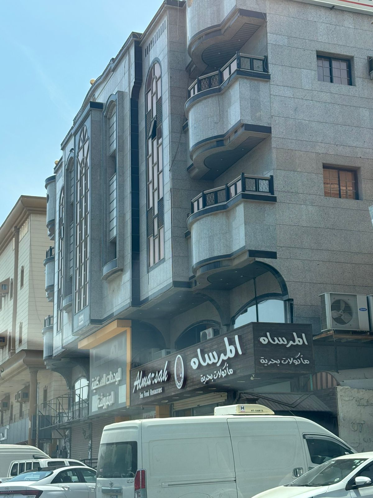 وسيط ومسوق عقاري