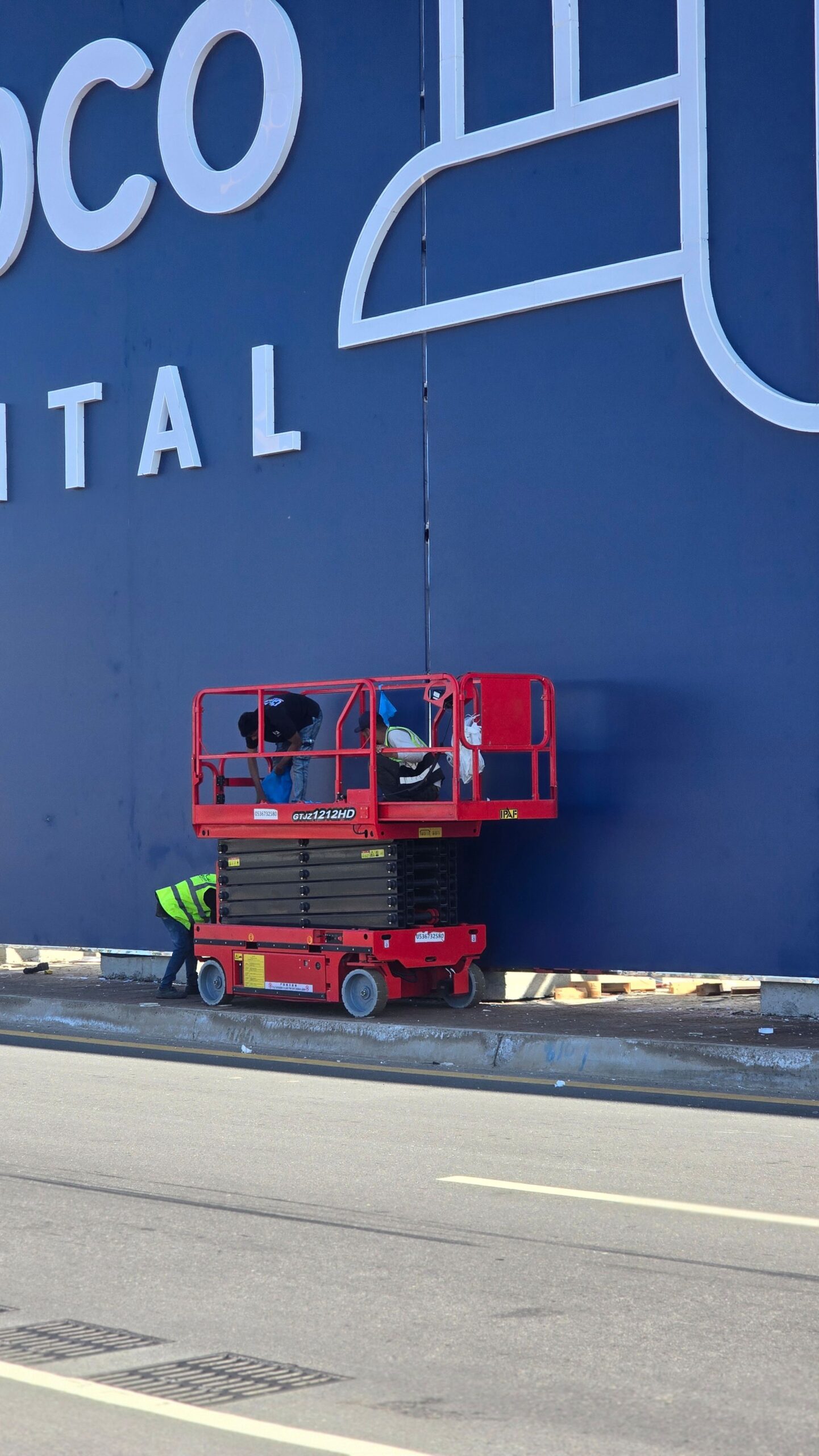 سقالات كهربائيه للايجار #سيزرلفت_للايجار مان لفت ل