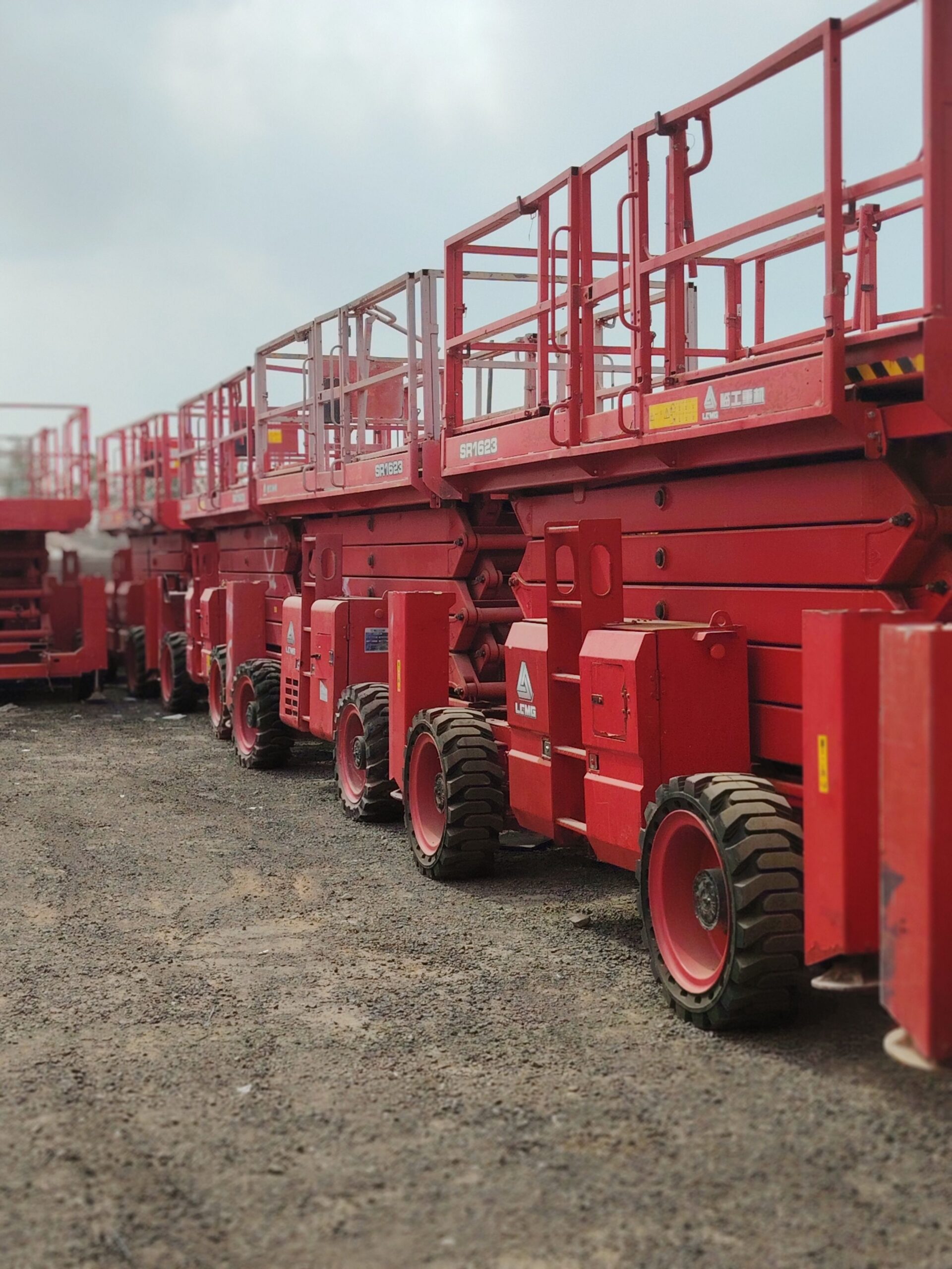 Scissor lifts and manlifts for rental