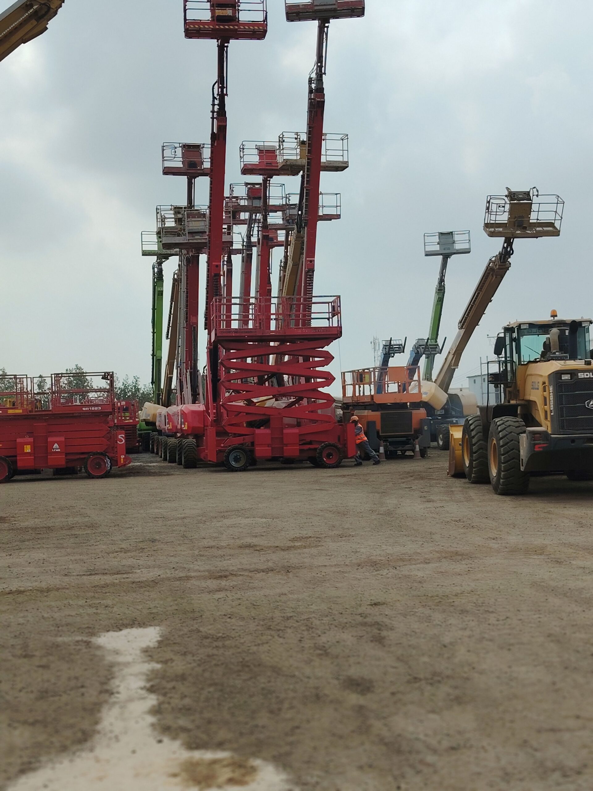 Scissor lifts and manlifts for rental