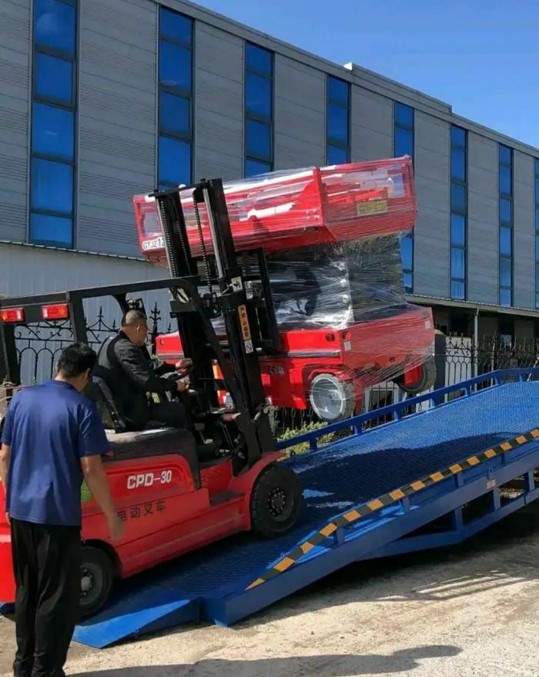 متوفرلدينا جميع المعدات اللايجار من اكبر حجم الي ا